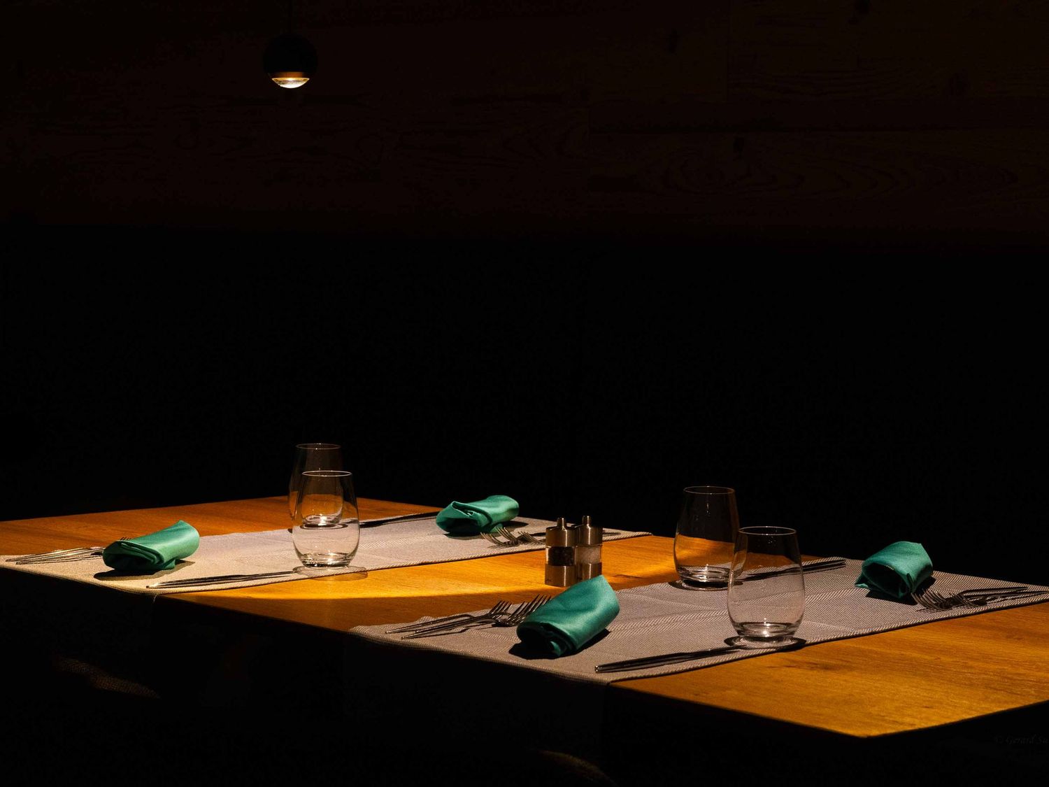 low light dramatic feel of restaurant venue by Gerard Su Photography.