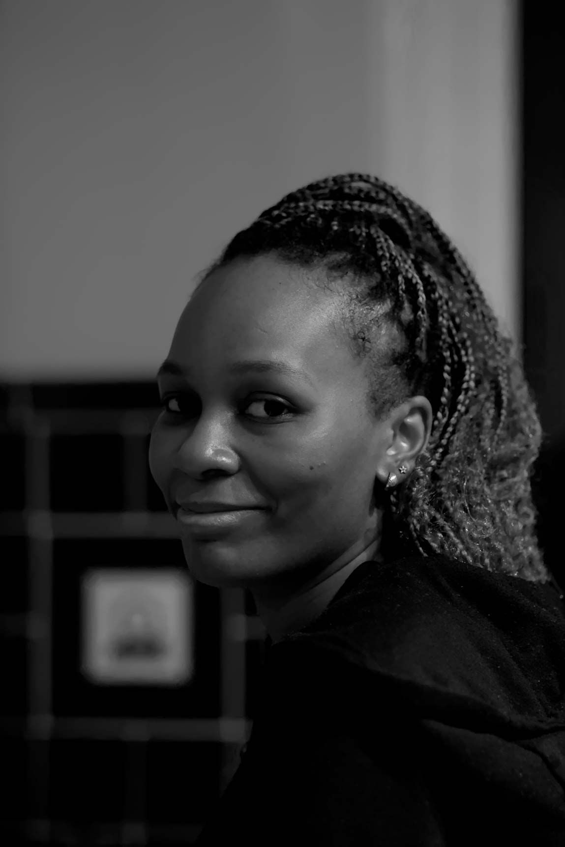 Casual female portrait in black and white by Gerard Su Photography.