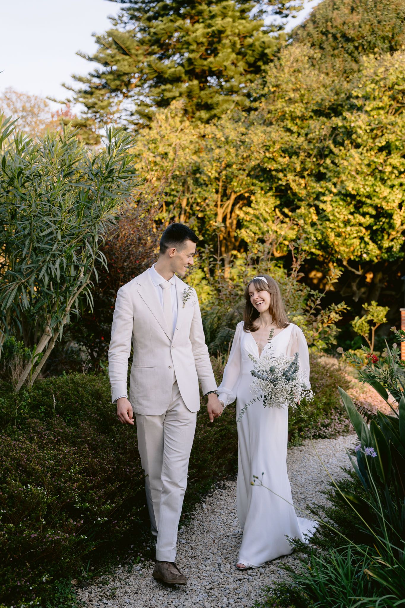 Casamento ao ar livre em Portugal, capturando a noiva radiante e momentos cheios de emoção.