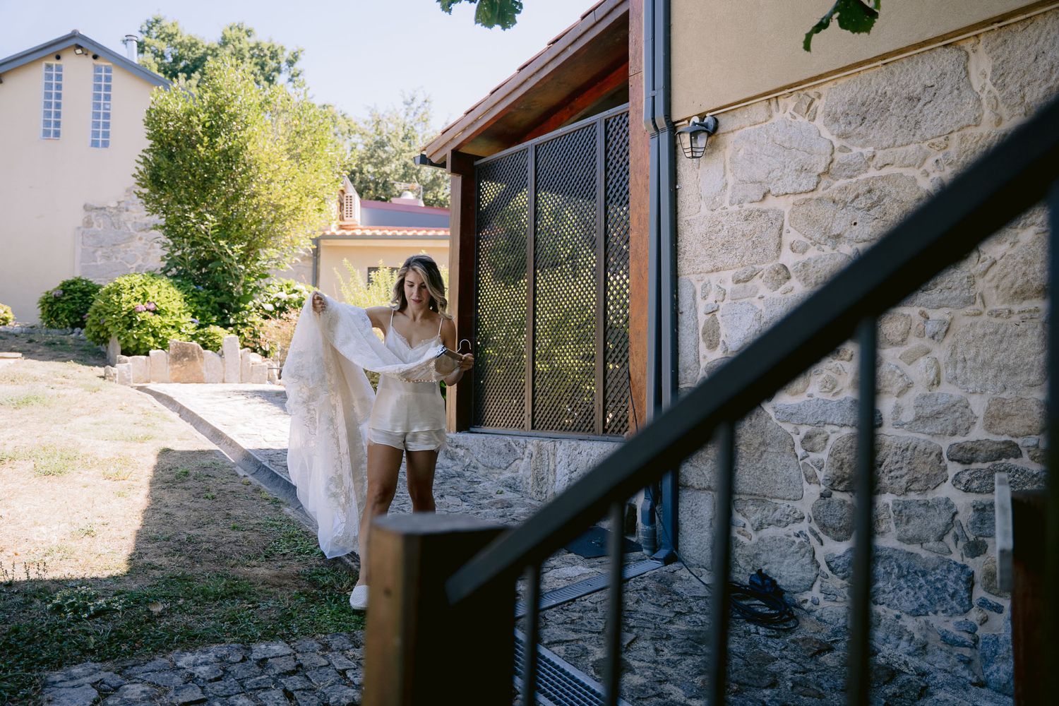 Cobertura de casamento em Portugal, capturando momentos espontâneos para lembranças eternas.