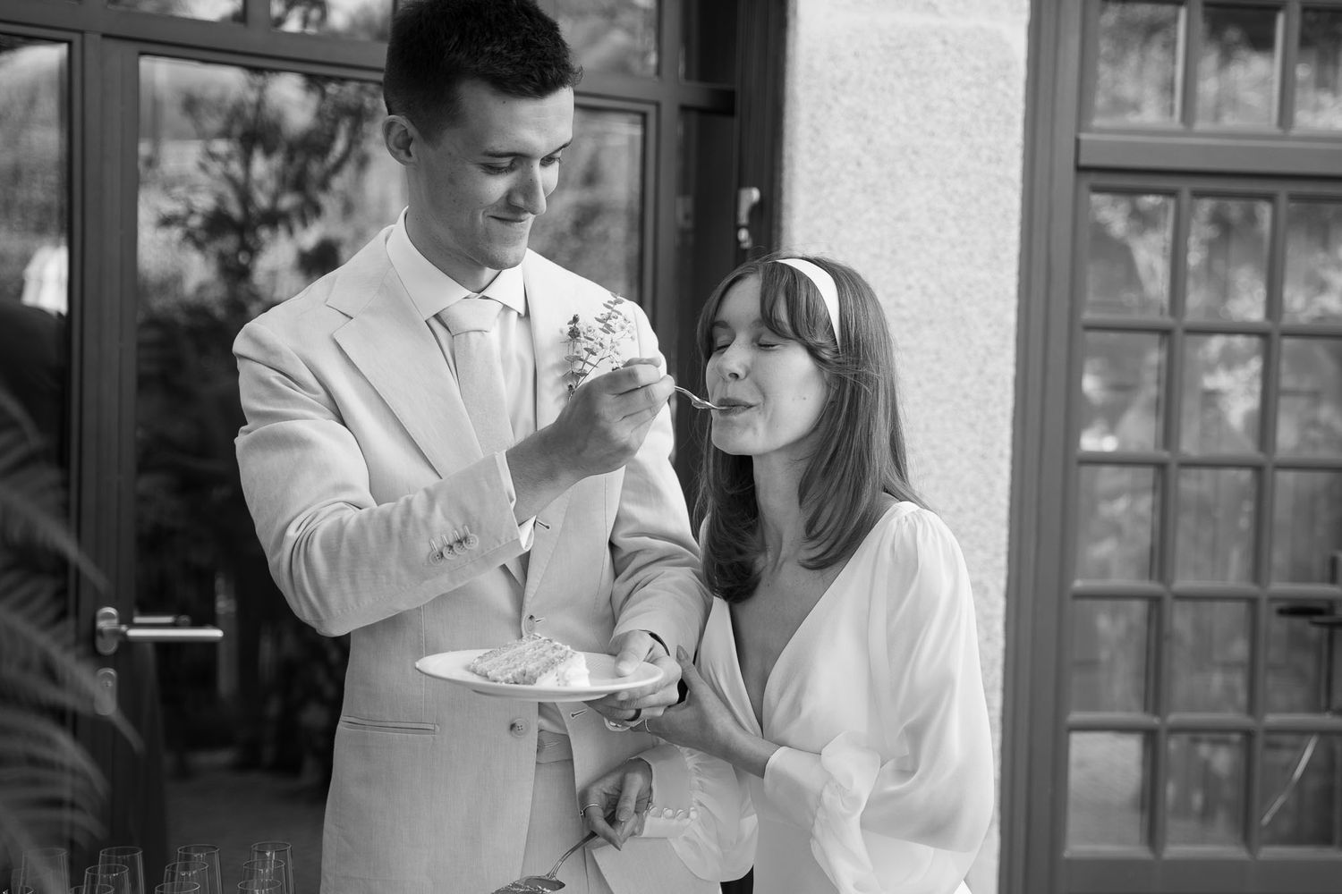 Casamento ao ar livre em Portugal, capturando a noiva radiante e momentos cheios de emoção.
