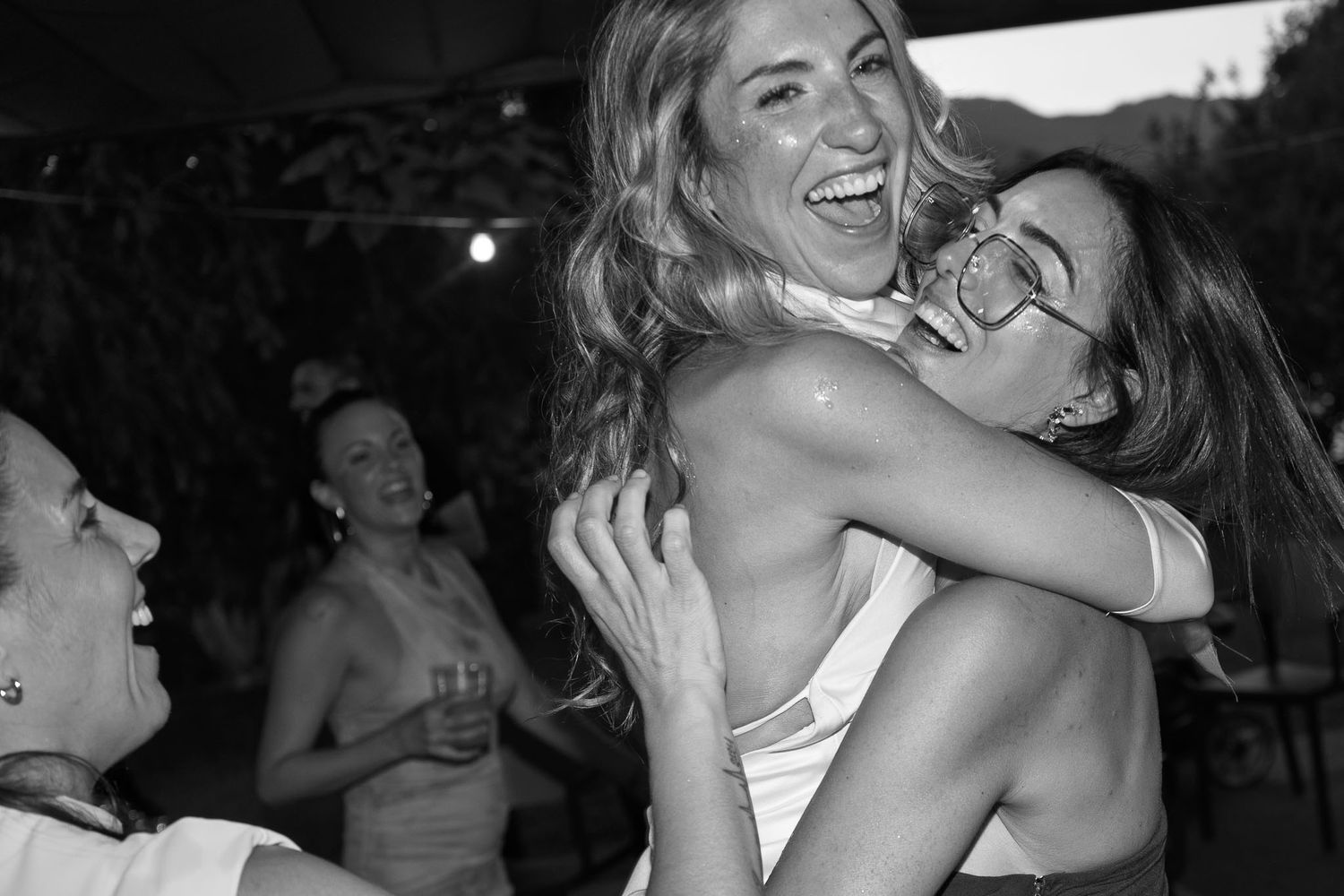 Casal dançando juntos na pista de dança durante a festa de casamento no Porto.
