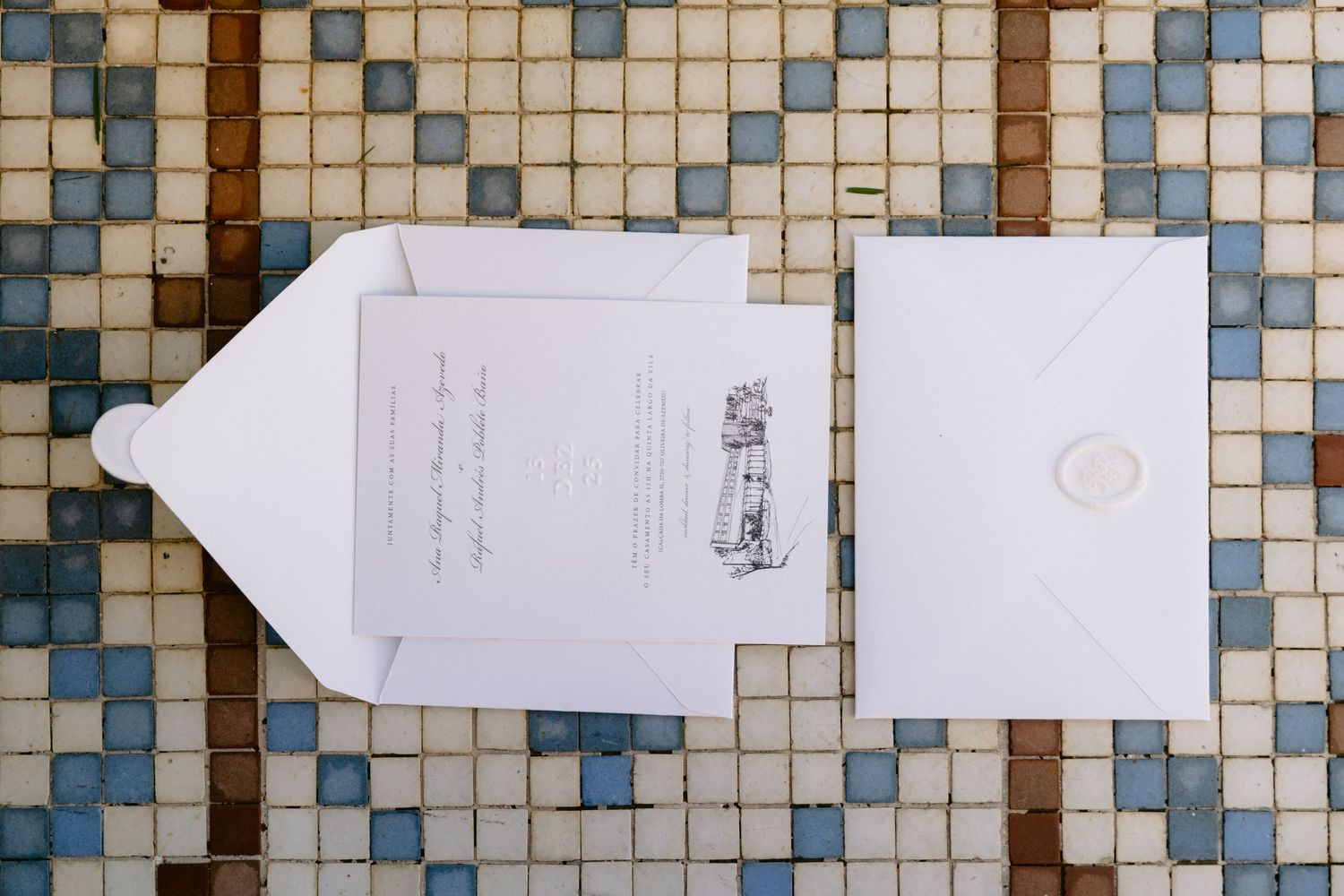 Momentos especiais do casamento em Portugal, registrados com arte para álbuns e impressos.