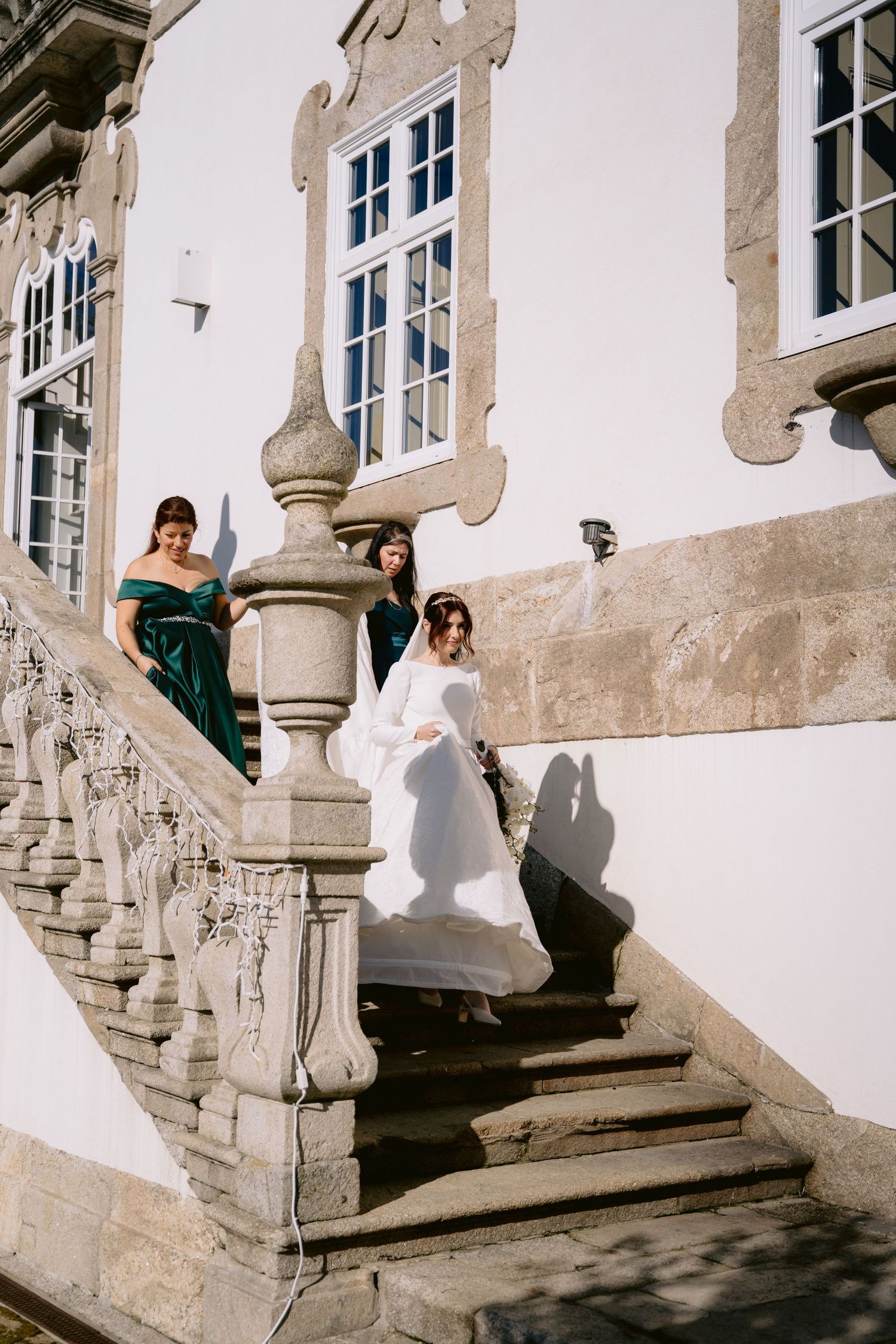 Momentos especiais do casamento em Portugal, registrados com arte para álbuns e impressos.