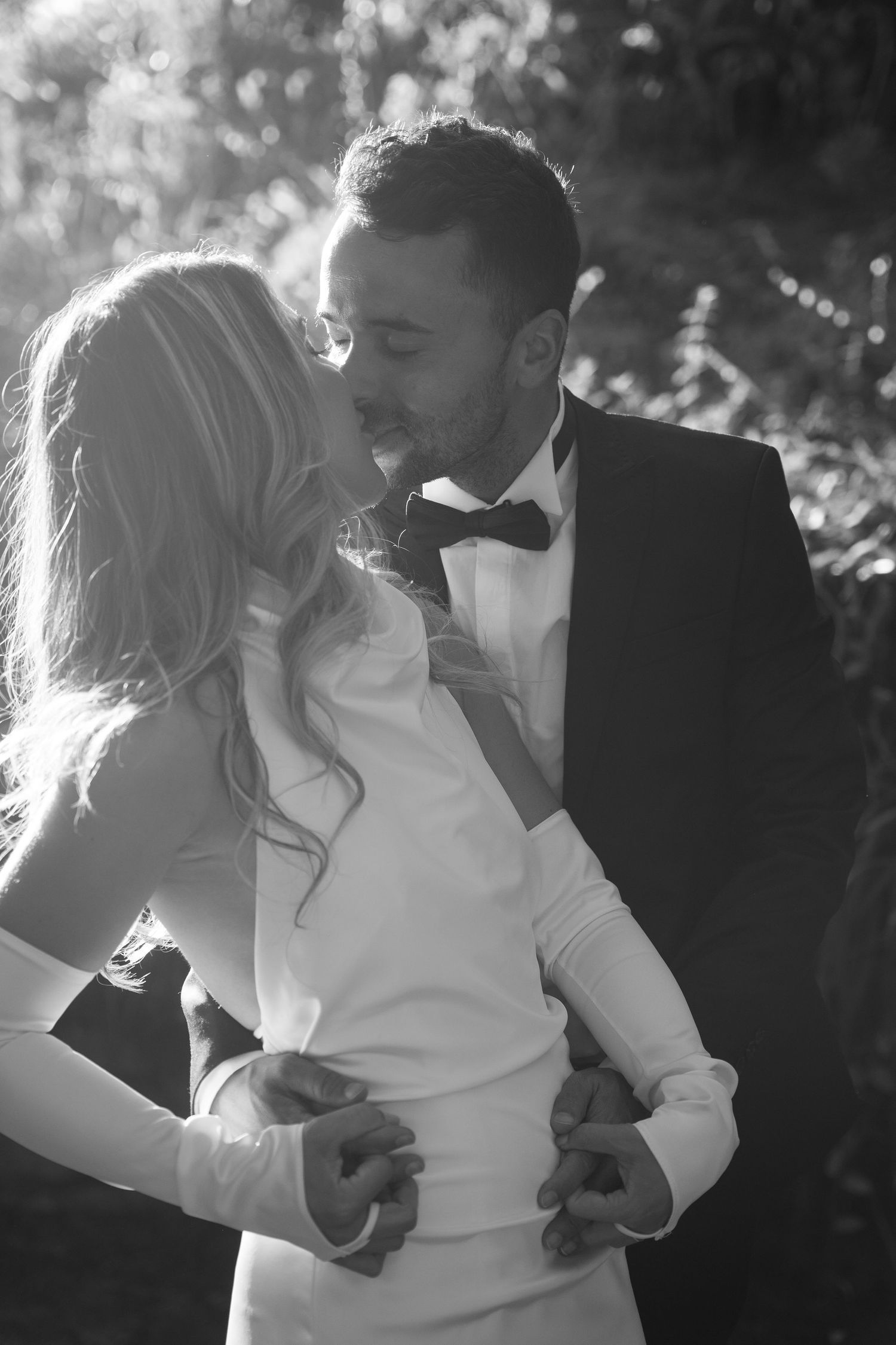 Casal em fotografia de casamento preto e branco no Porto, mostrando emoções reais entre noiva e noivo.