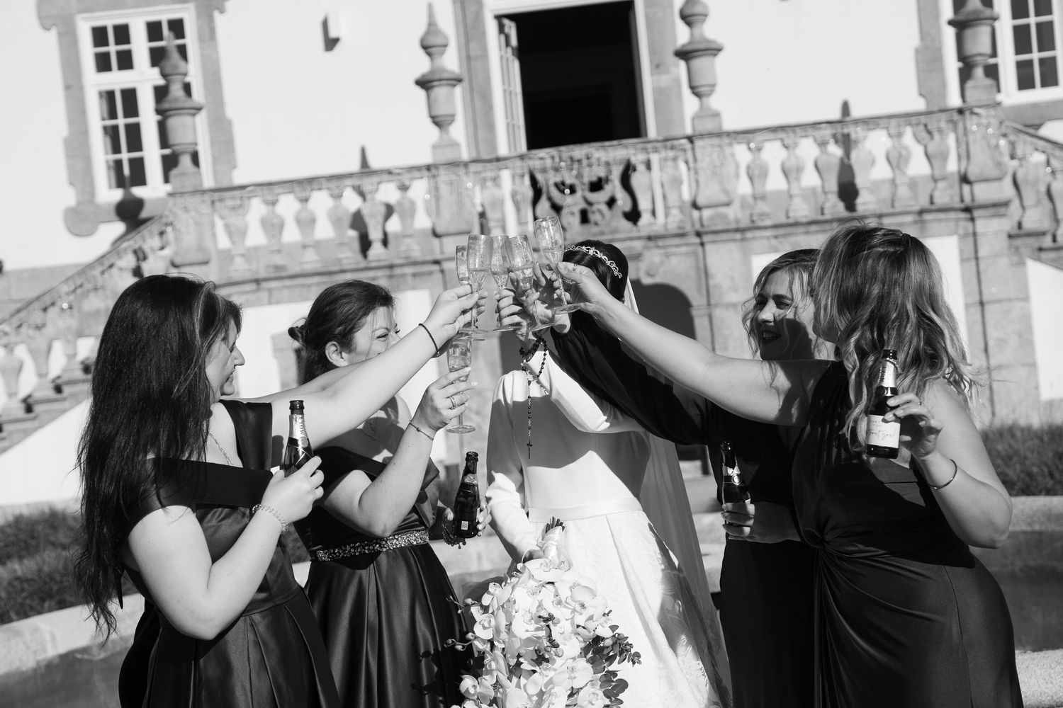 Momentos especiais do casamento em Portugal, registrados com arte para álbuns e impressos.