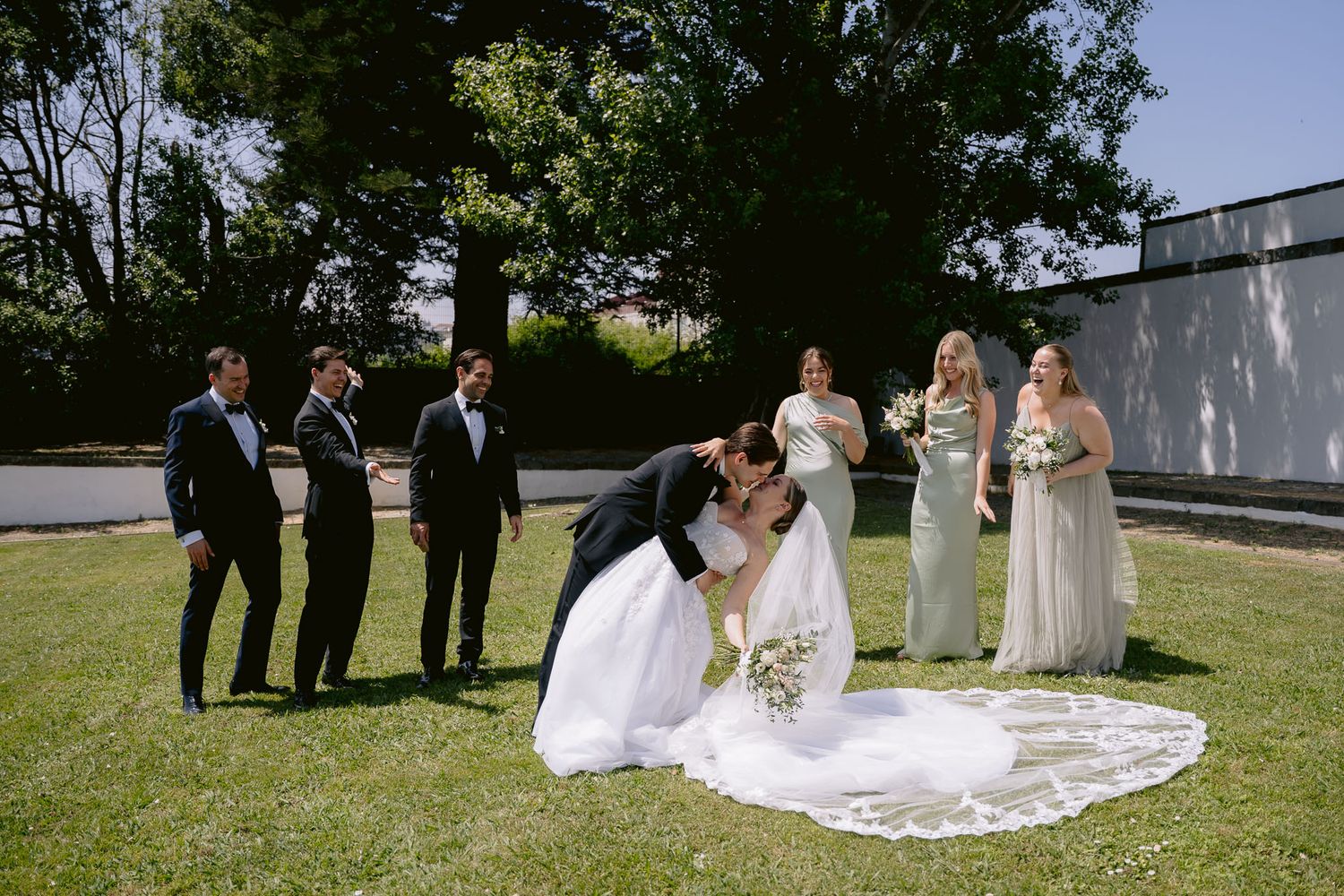 Casamento ao ar livre com foco na noiva, criando imagens lindas para lembranças eternas.