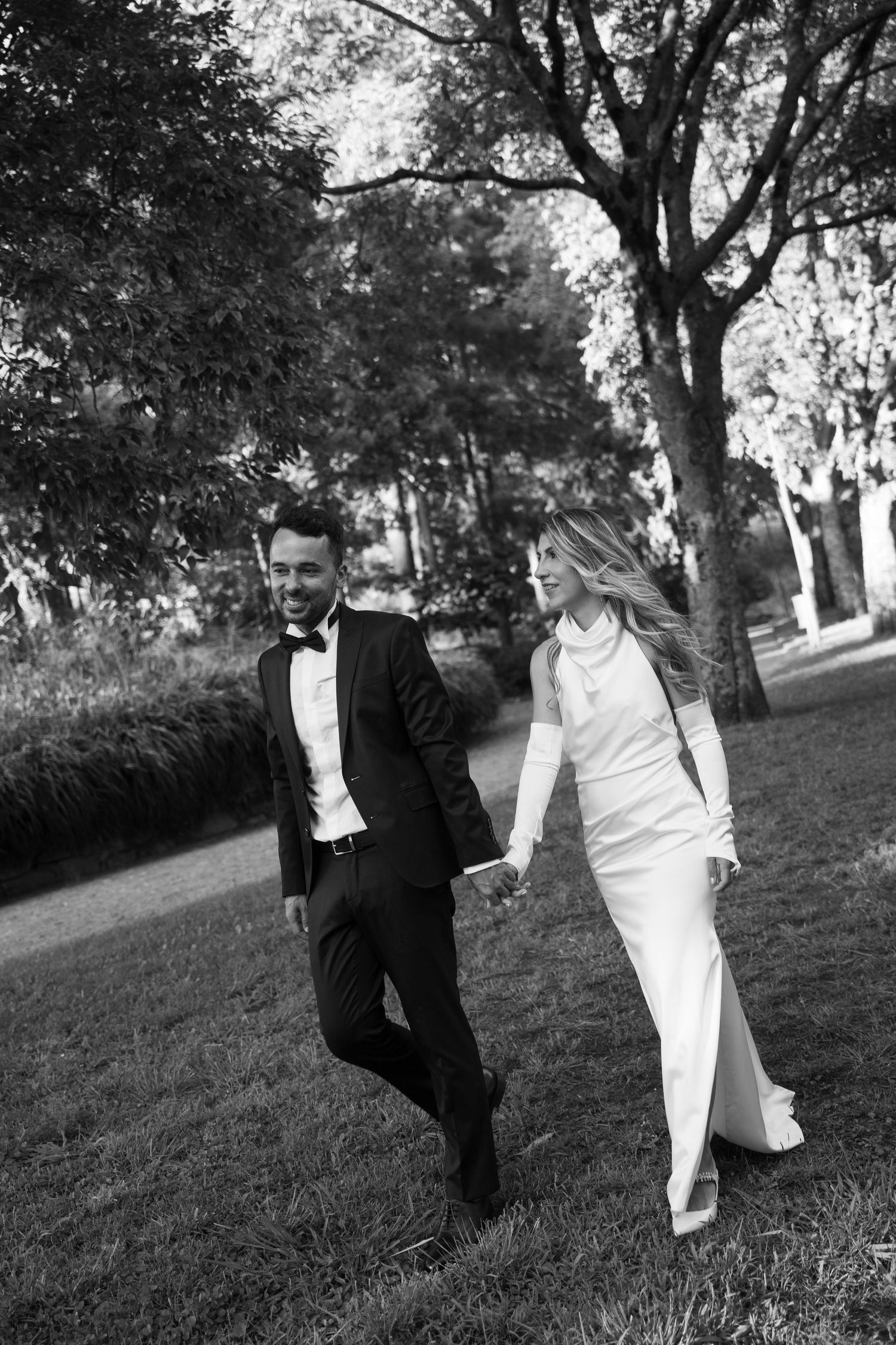 Casal caminhando junto no dia do casamento na Quinta dos Alferes, no Porto.