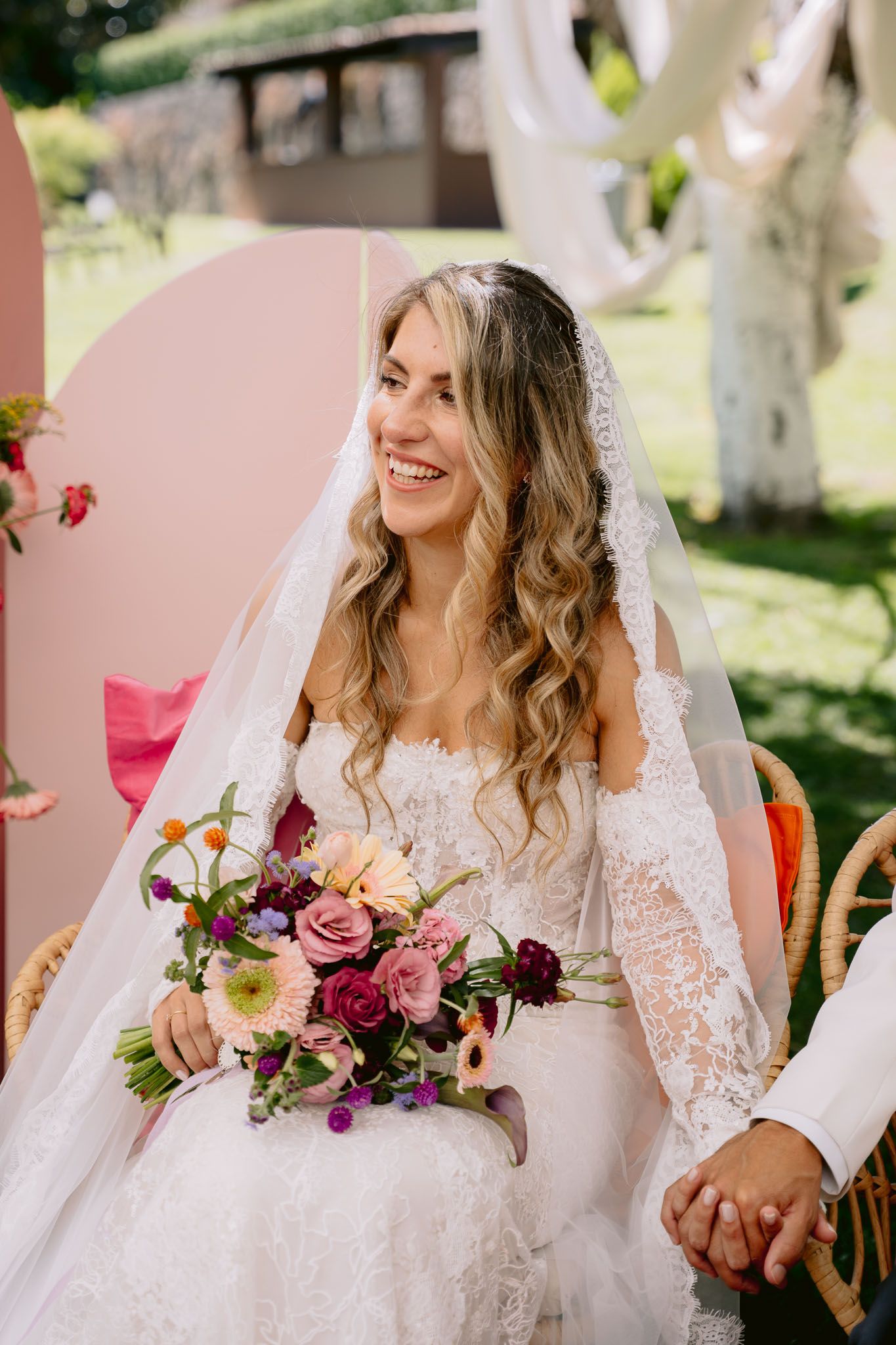 Fotógrafo de casamento registrando emoções reais, fotos perfeitas para álbuns e quadros.