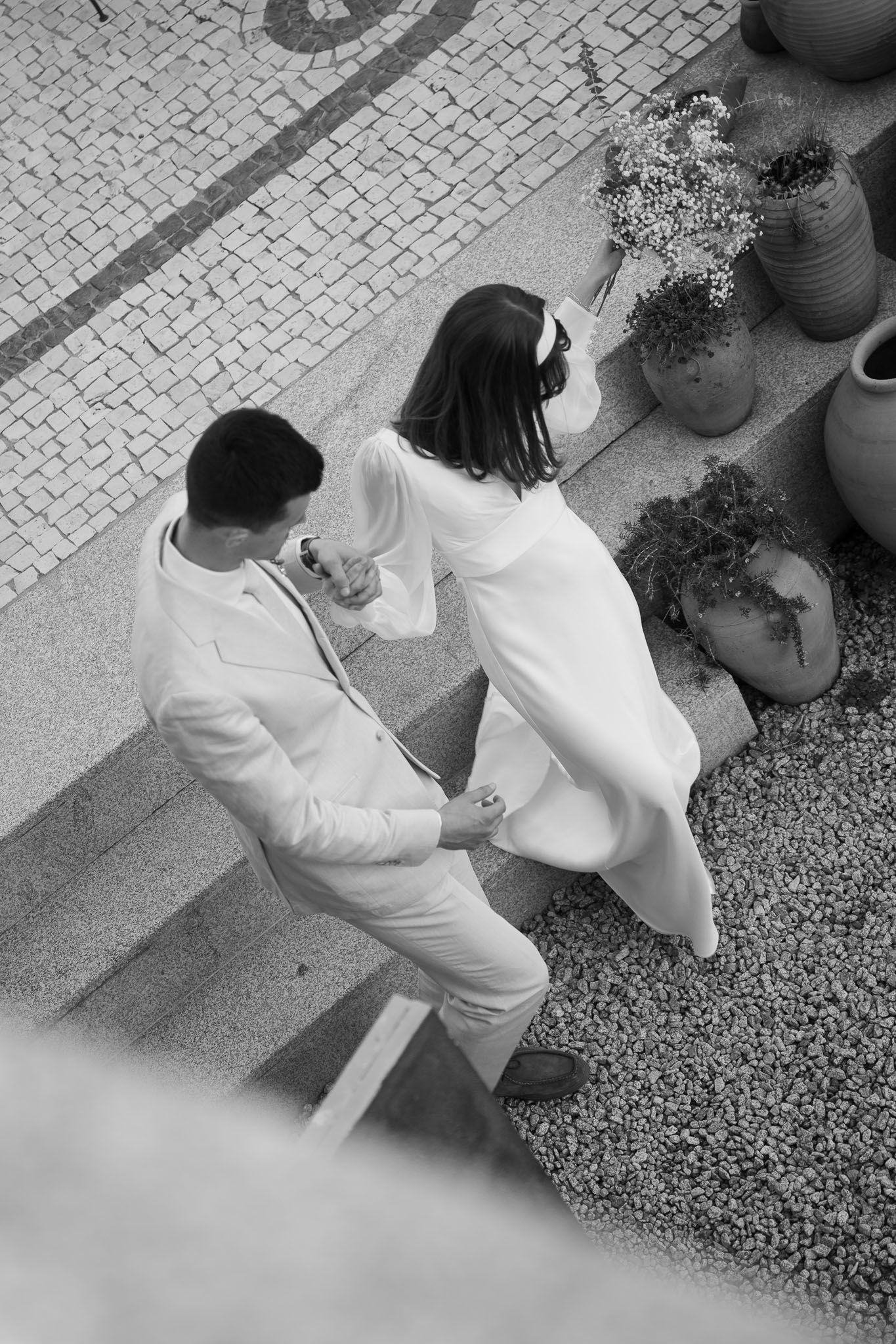 Casamento ao ar livre em Portugal, capturando a noiva radiante e momentos cheios de emoção.