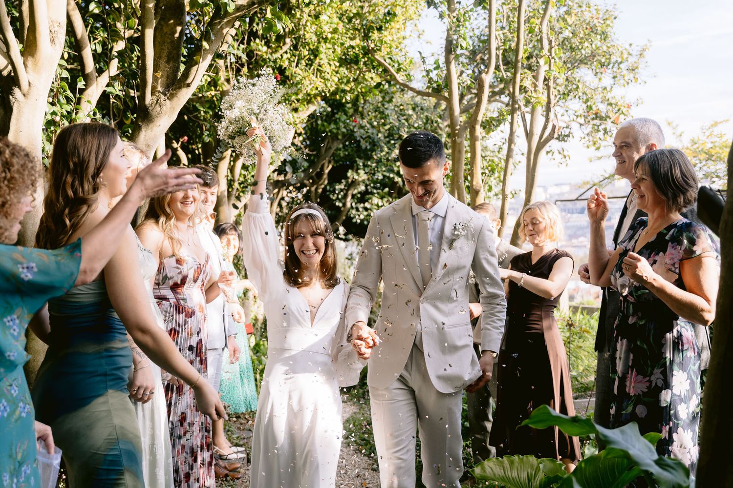 Casamento ao ar livre em Portugal, capturando a noiva radiante e momentos cheios de emoção.