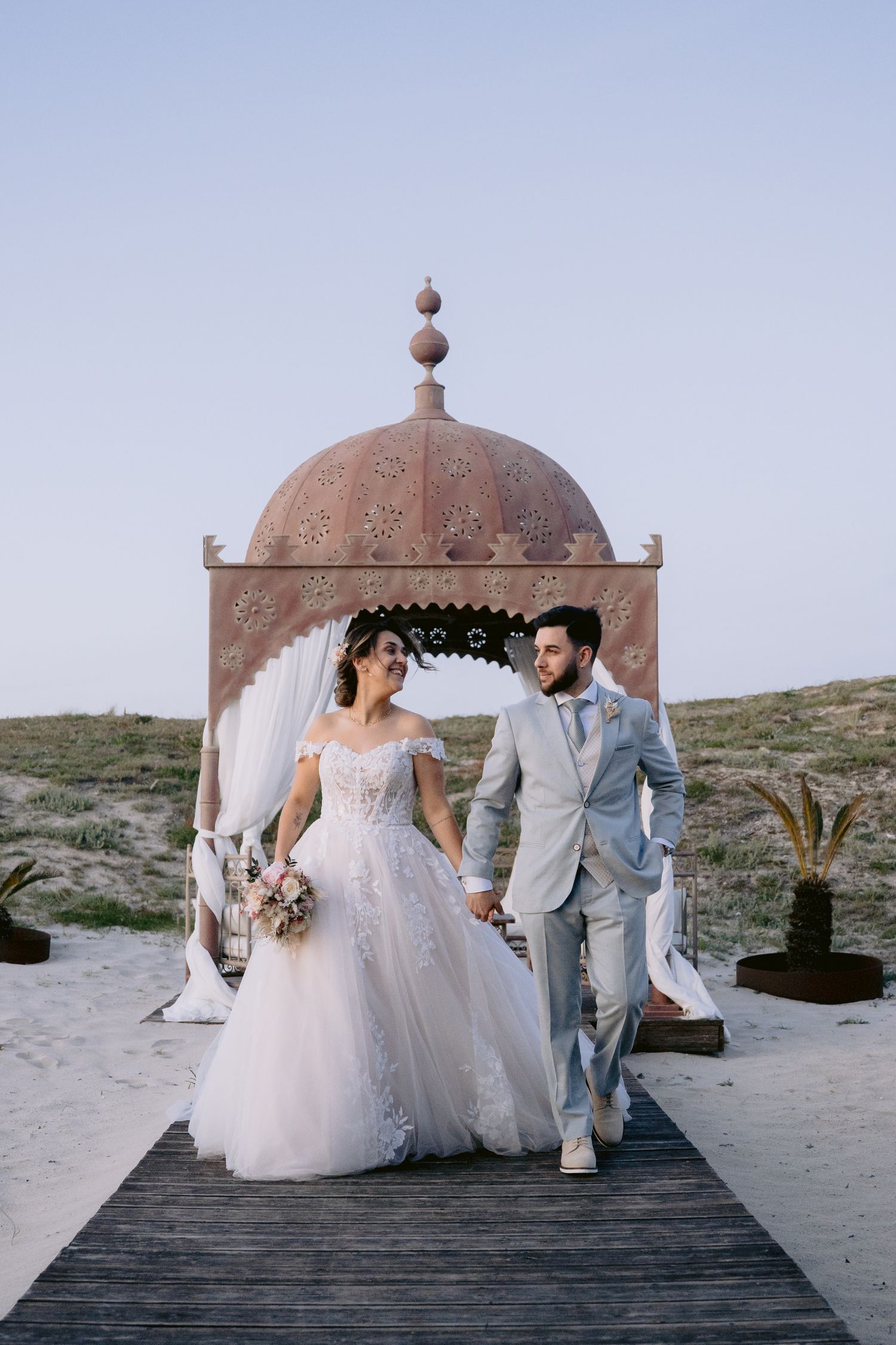 Cobertura completa do casamento em [cidade], fotos emocionantes para lembranças eternas.