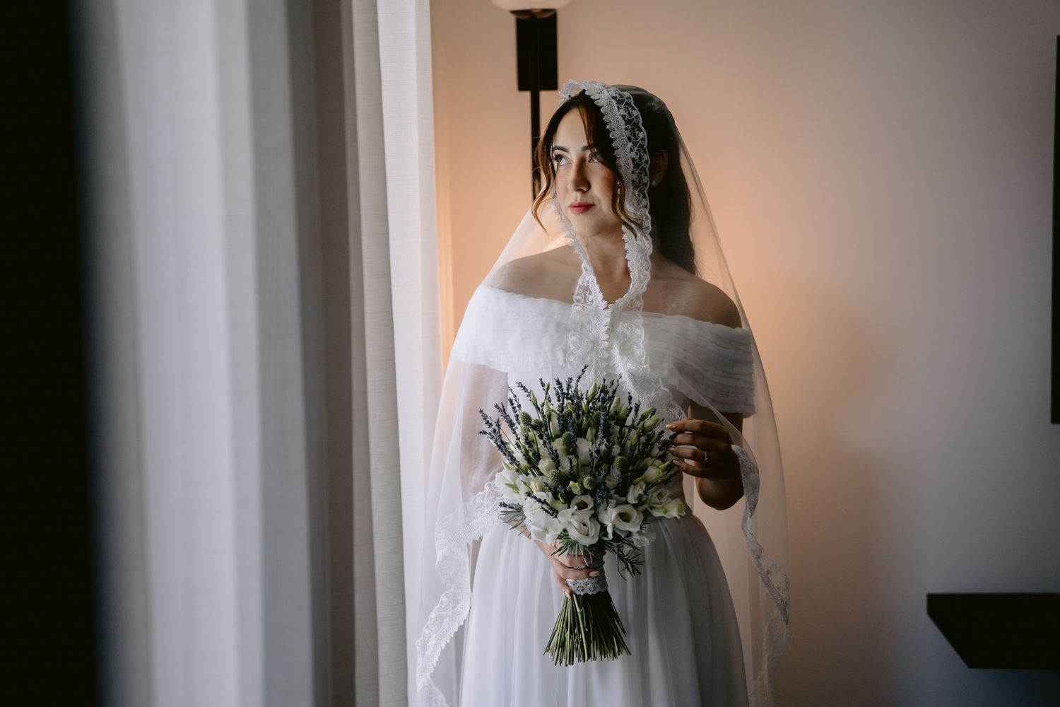 Ensaio de noivos e cobertura completa do casamento em [cidade], com fotos que eternizam a emoção, ideais para álbuns impressos e recordações