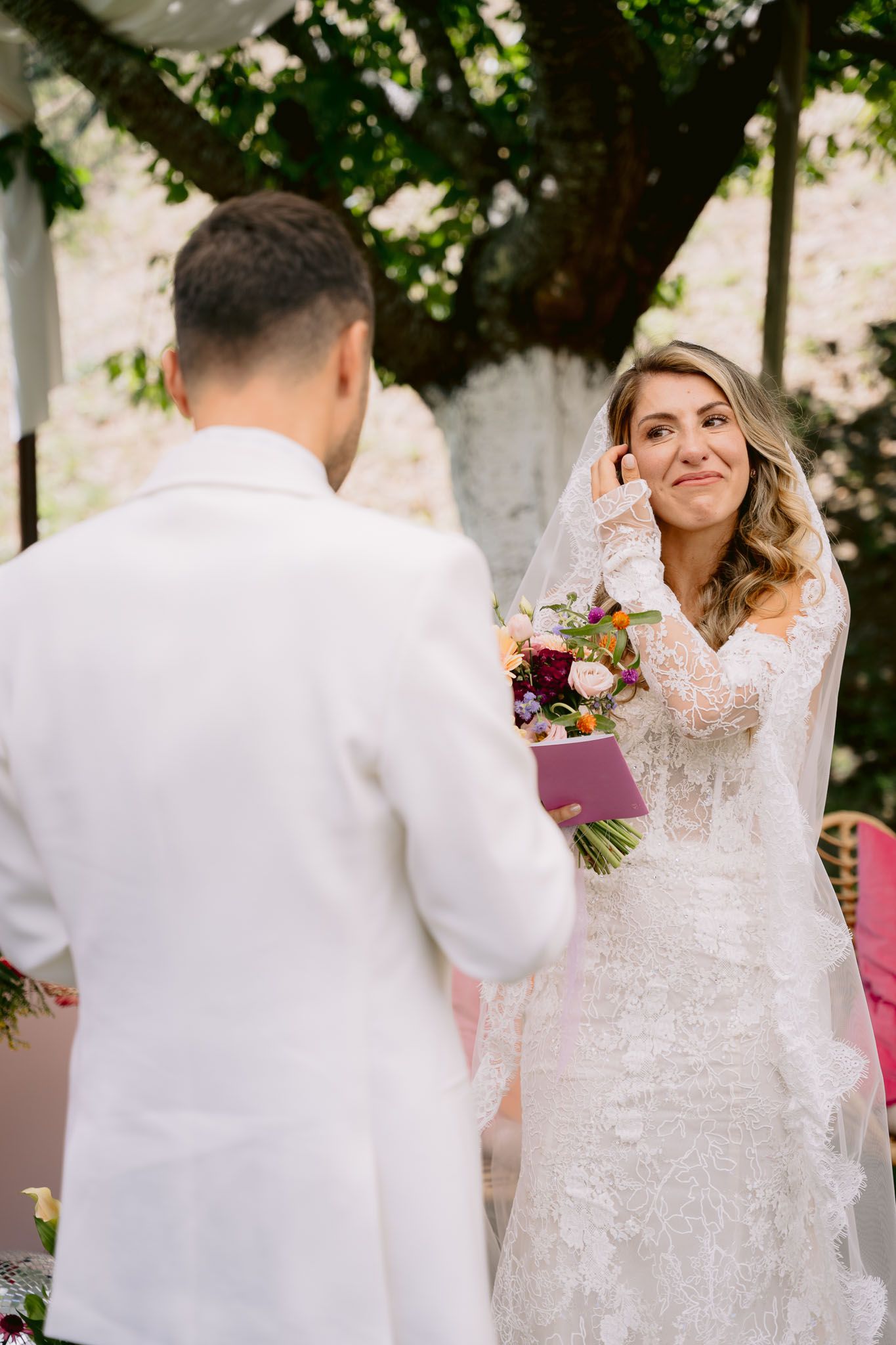 Fotógrafo de casamento registrando emoções reais, fotos perfeitas para álbuns e quadros.