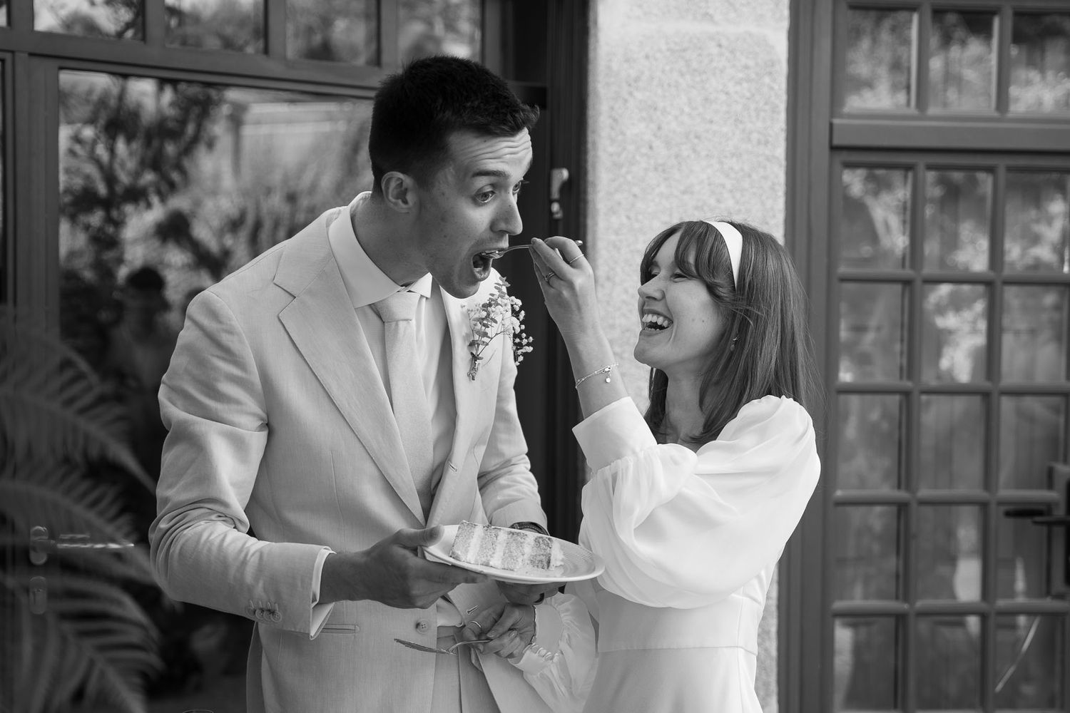 Casamento ao ar livre em Portugal, capturando a noiva radiante e momentos cheios de emoção.
