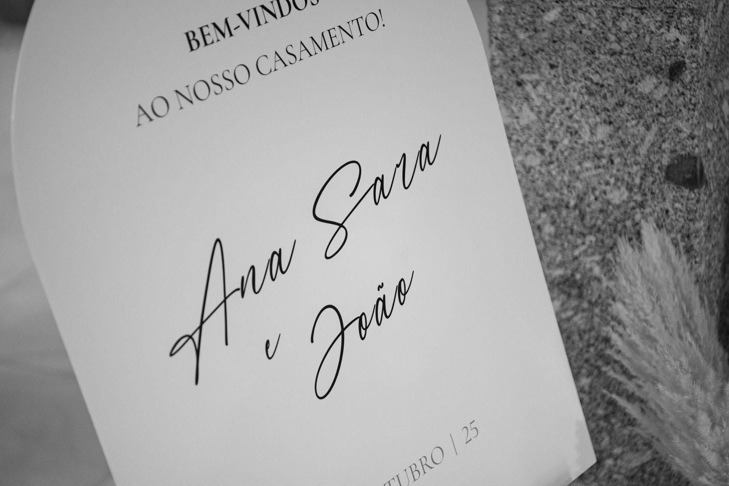 Cada sorriso, cada lágrima e cada abraço do seu grande dia em [cidade] capturados com sensibilidade, perfeitos para álbuns, ensaios de noivo