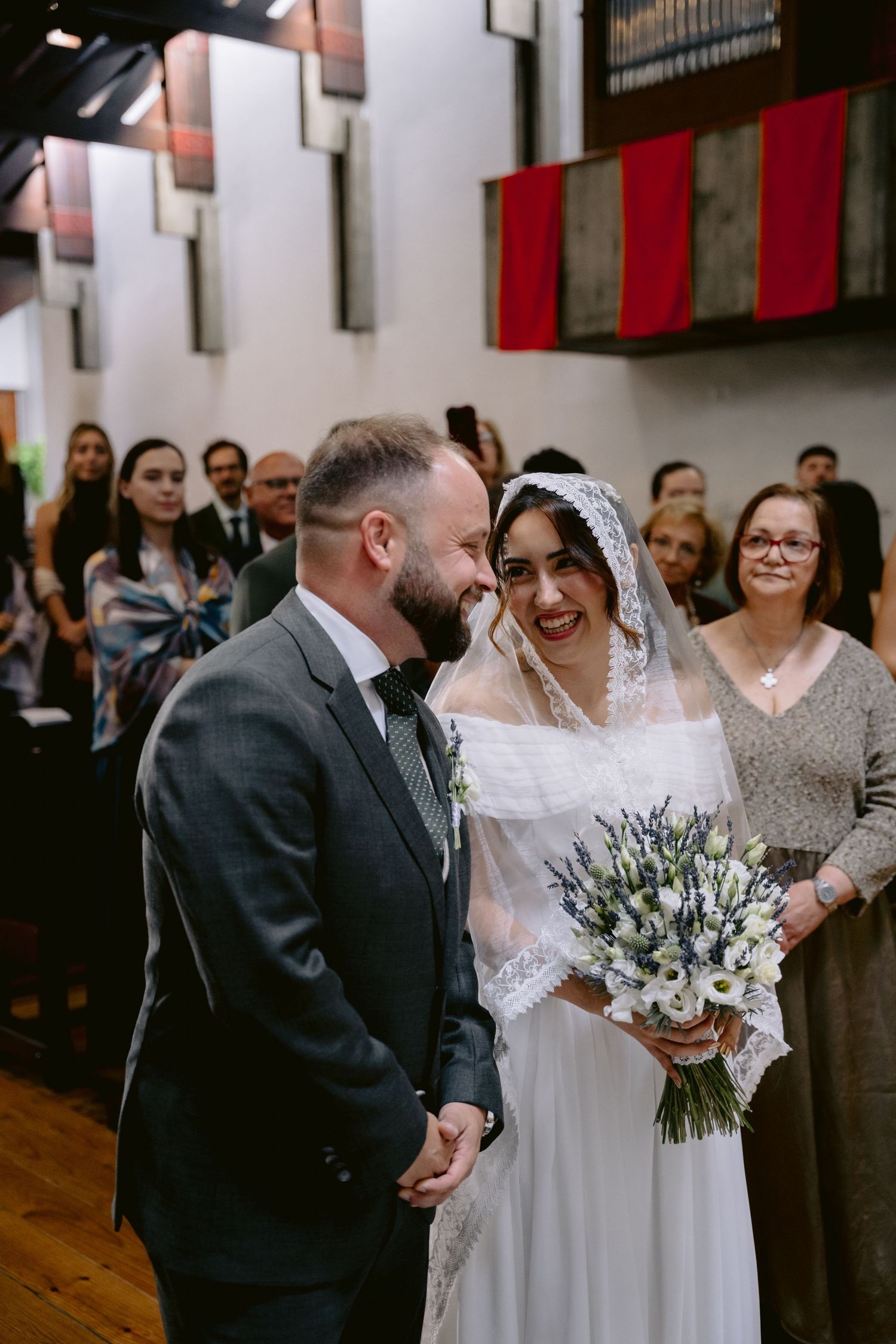 Transforme seu casamento em uma coleção de memórias inesquecíveis com fotos profissionais que ficam lindas em álbuns, impressos e lembranças