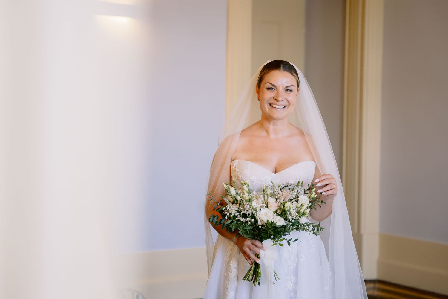Casamento ao ar livre com foco na noiva, criando imagens lindas para lembranças eternas.