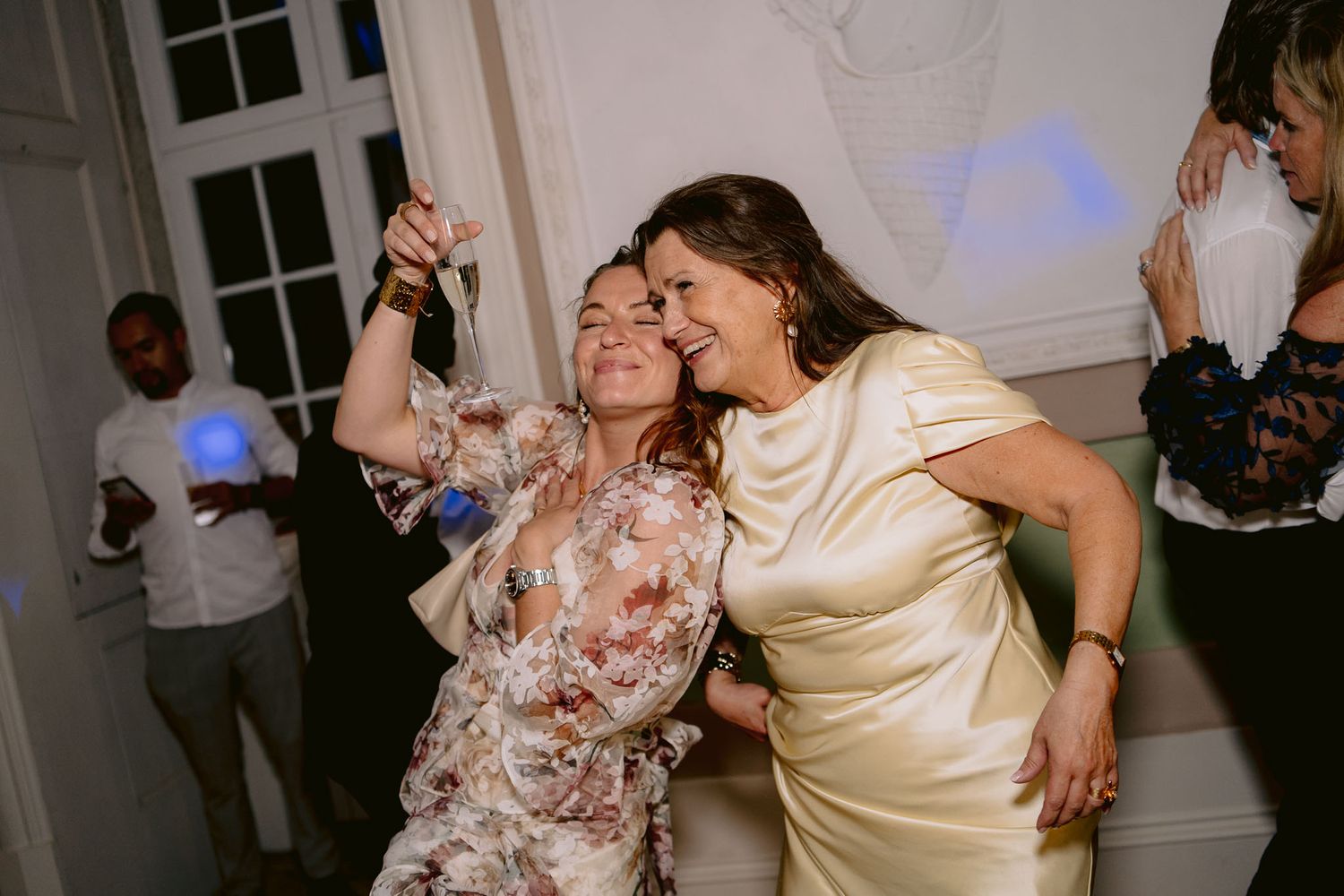 Ensaio da noiva cercada pela natureza, capturando amor e momentos espontâneos.
Noiva ao ar livre, cada sorriso e olhar transformados em memó