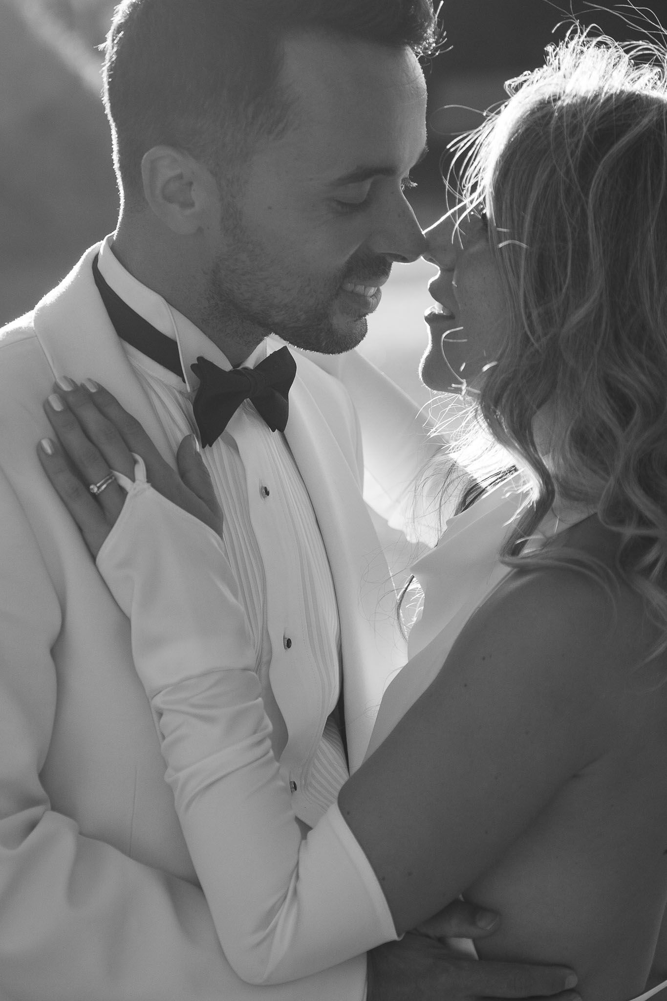 Casal unido em fotografia emocional no dia do casamento.