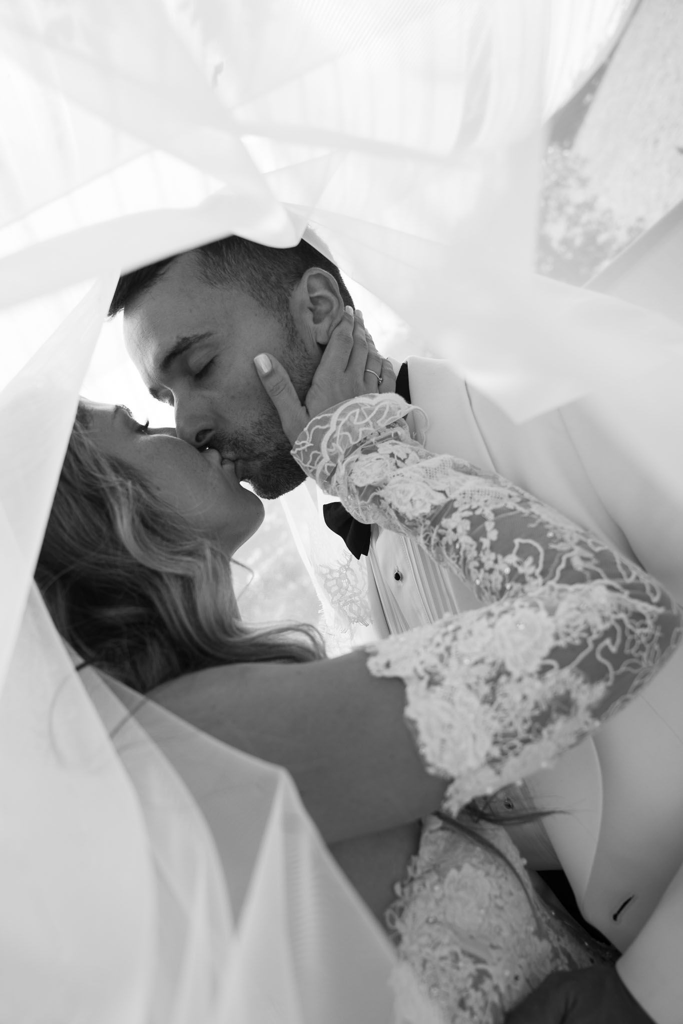 Fotógrafo de casamento registrando emoções reais, fotos perfeitas para álbuns e quadros.