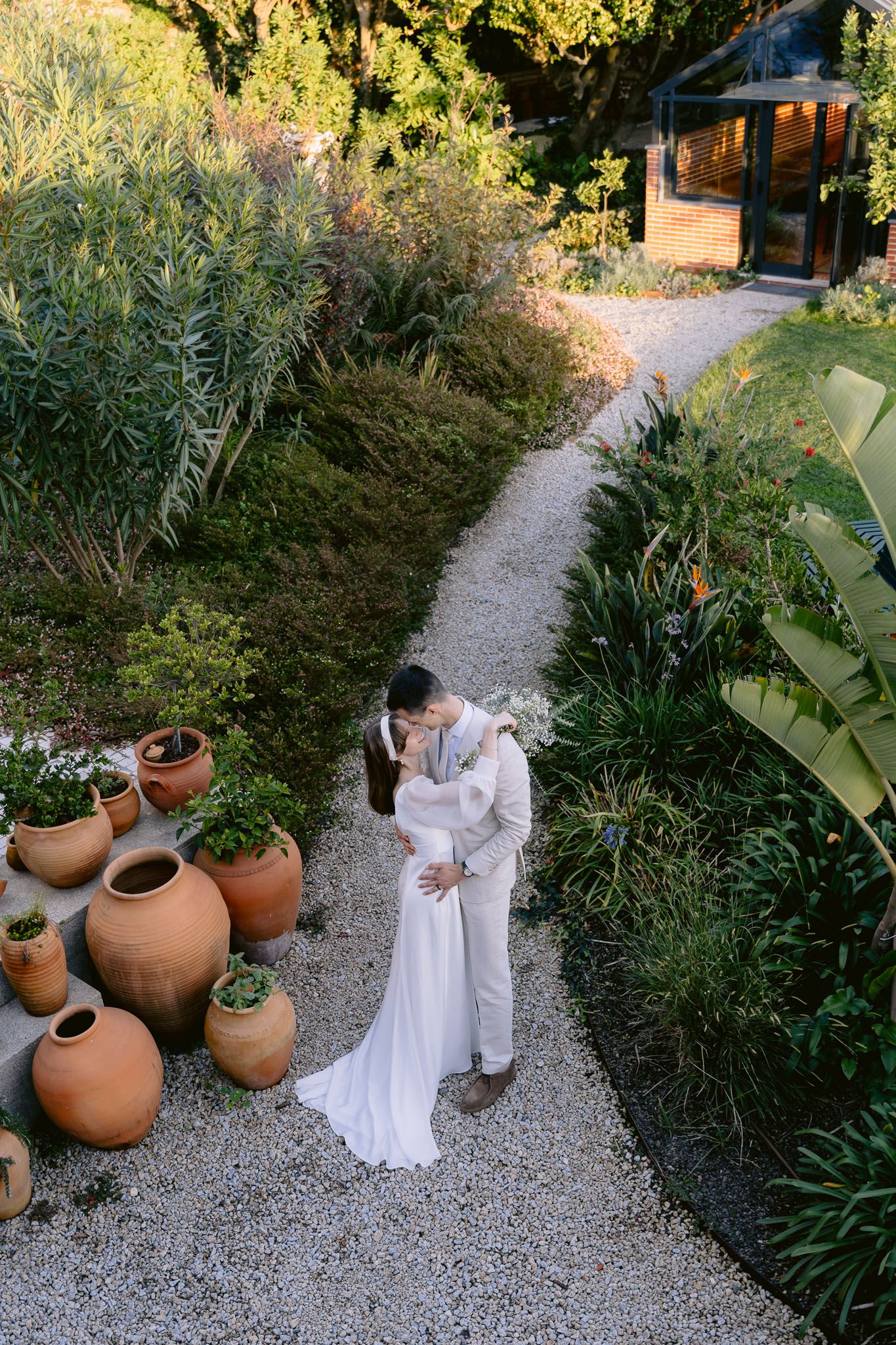 Casamento ao ar livre em Portugal, capturando a noiva radiante e momentos cheios de emoção.