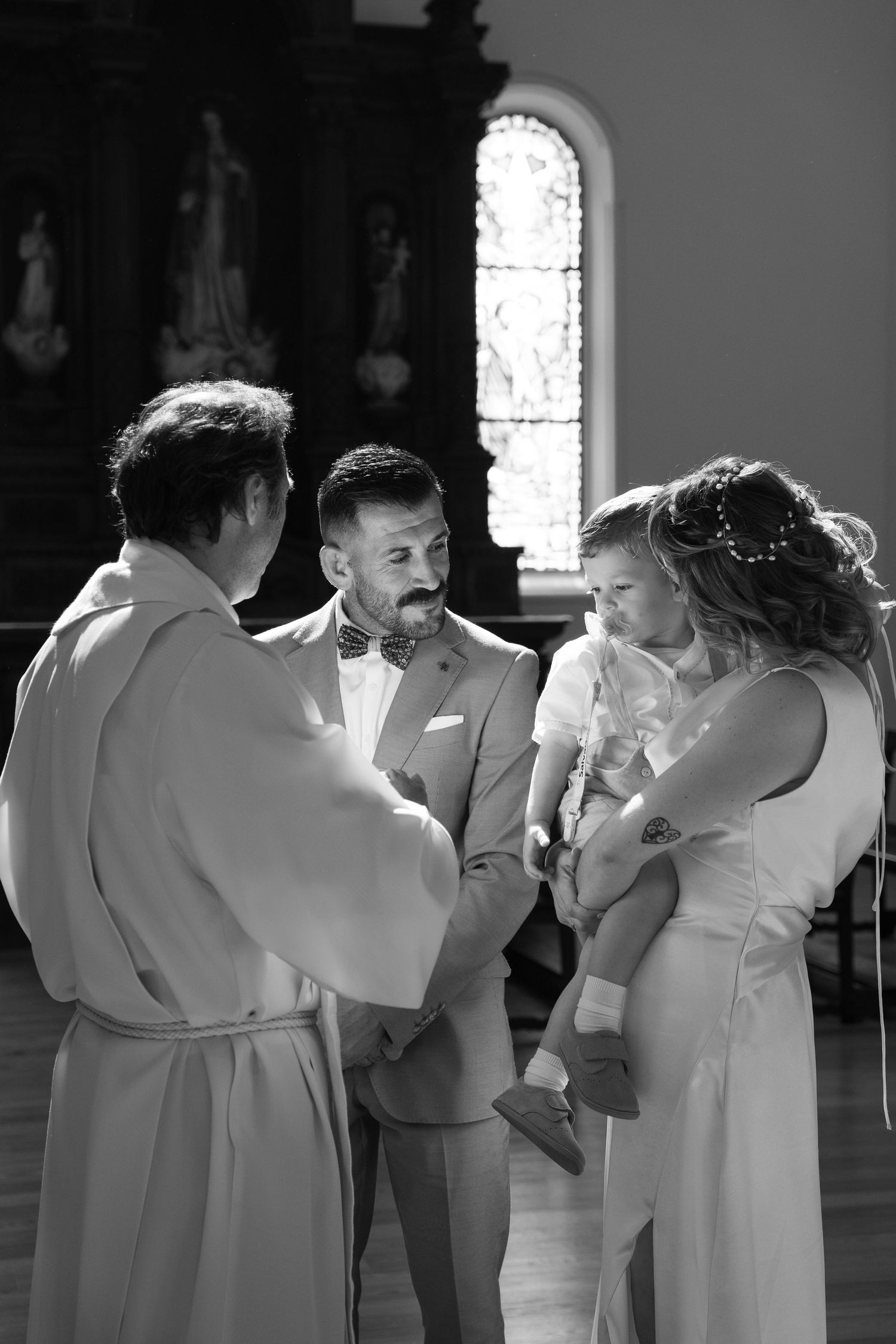 Fotografia de casamento em Portugal mostrando noivos e convidados em momentos emocionantes. Transforme seu dia especial em lembranças eterna