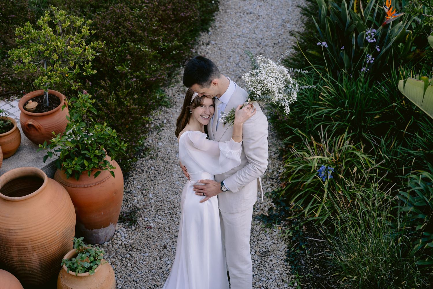 Casamento ao ar livre em Portugal, capturando a noiva radiante e momentos cheios de emoção.