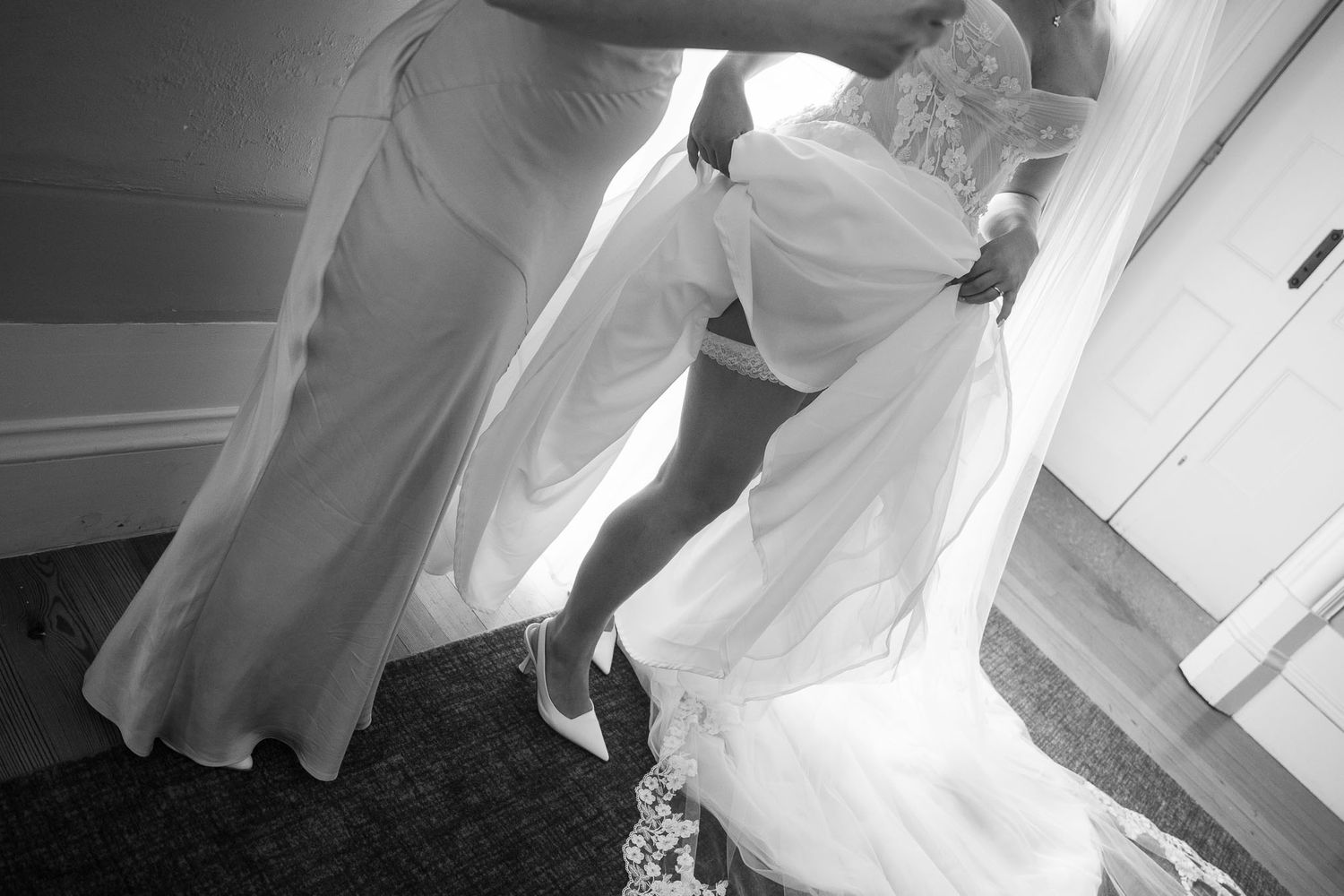 Casamento ao ar livre com foco na noiva, criando imagens lindas para lembranças eternas.