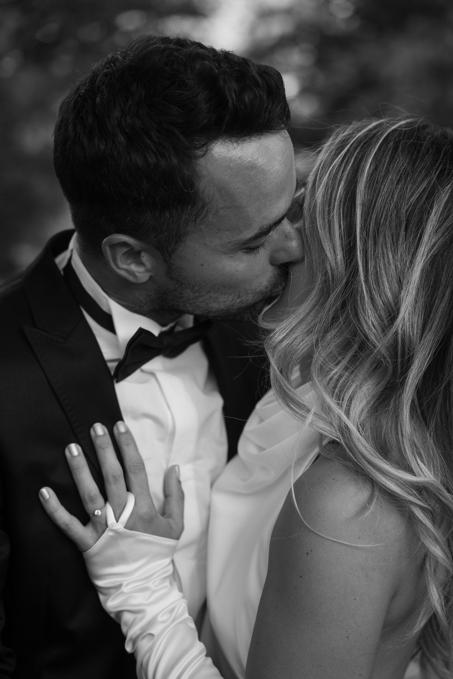 Casal trocando olhares emocionados na cerimônia de casamento.