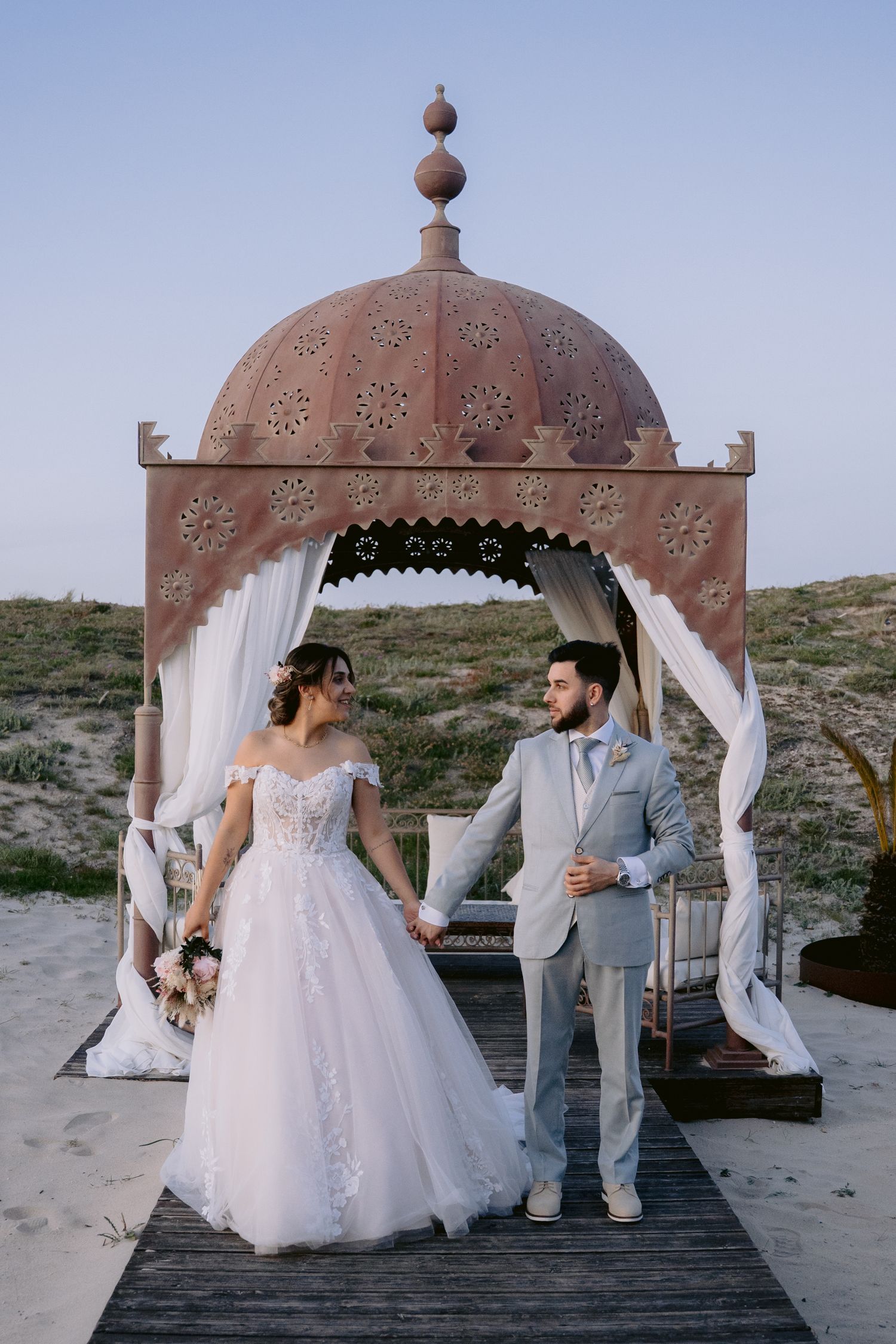 Cobertura completa do casamento em [cidade], fotos emocionantes para lembranças eternas.