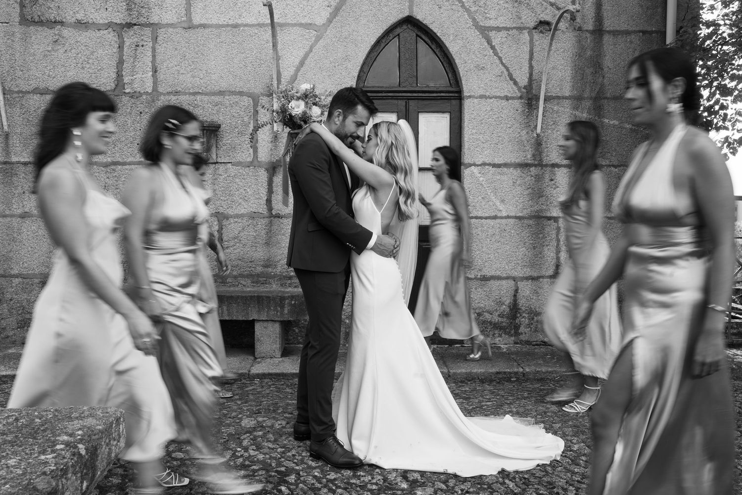 Retrato documental de casal no dia do casamento no Porto, Portugal.