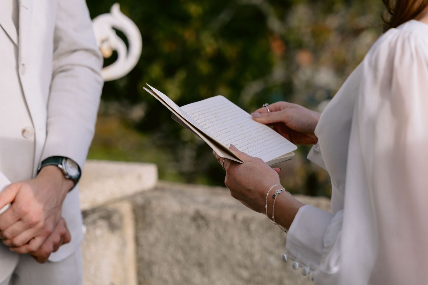 Casamento ao ar livre em Portugal, capturando a noiva radiante e momentos cheios de emoção.