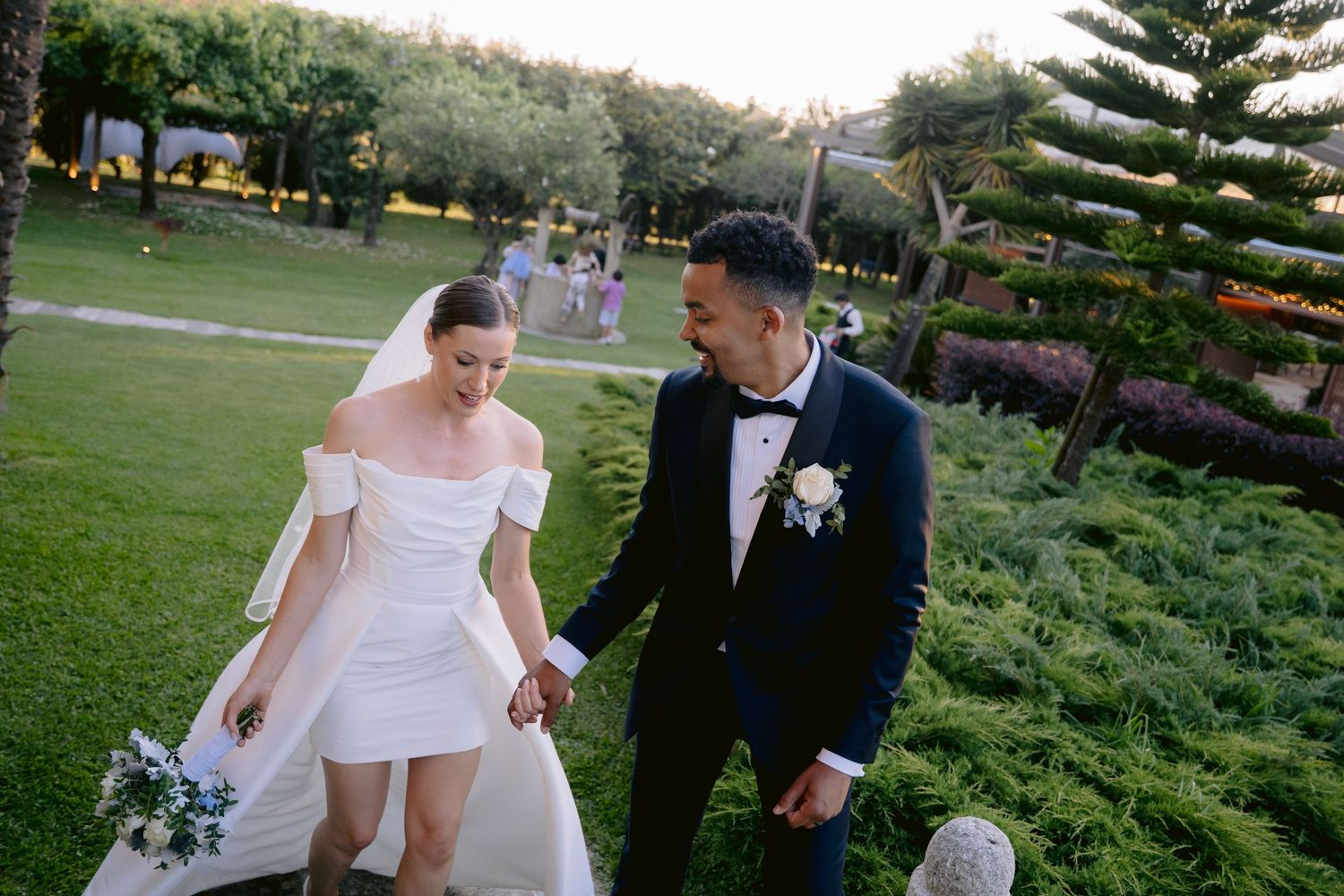 Fotos de casamento profissionais, capturando amor, alegria e detalhes especiais.