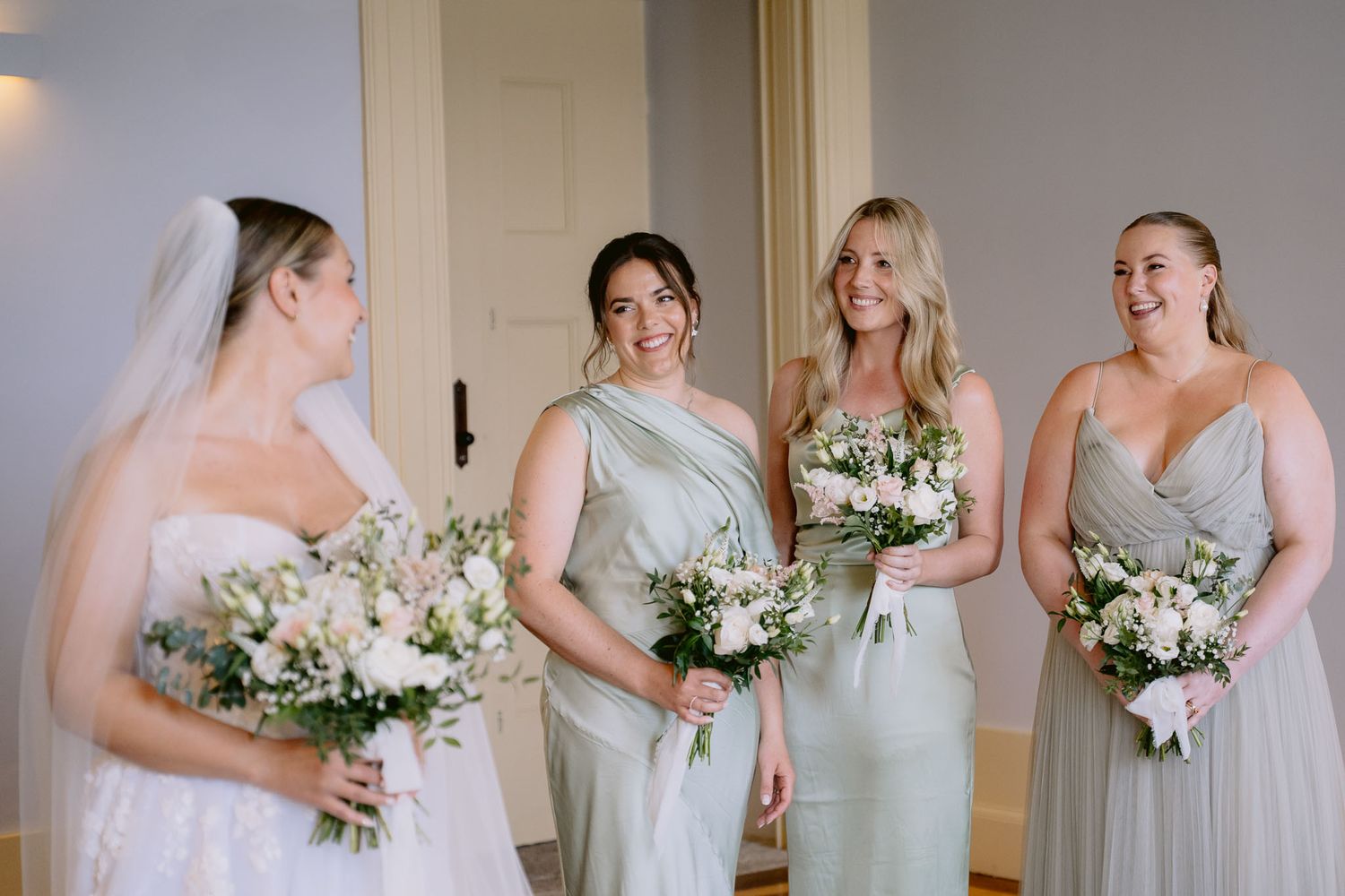 Casamento ao ar livre com foco na noiva, criando imagens lindas para lembranças eternas.