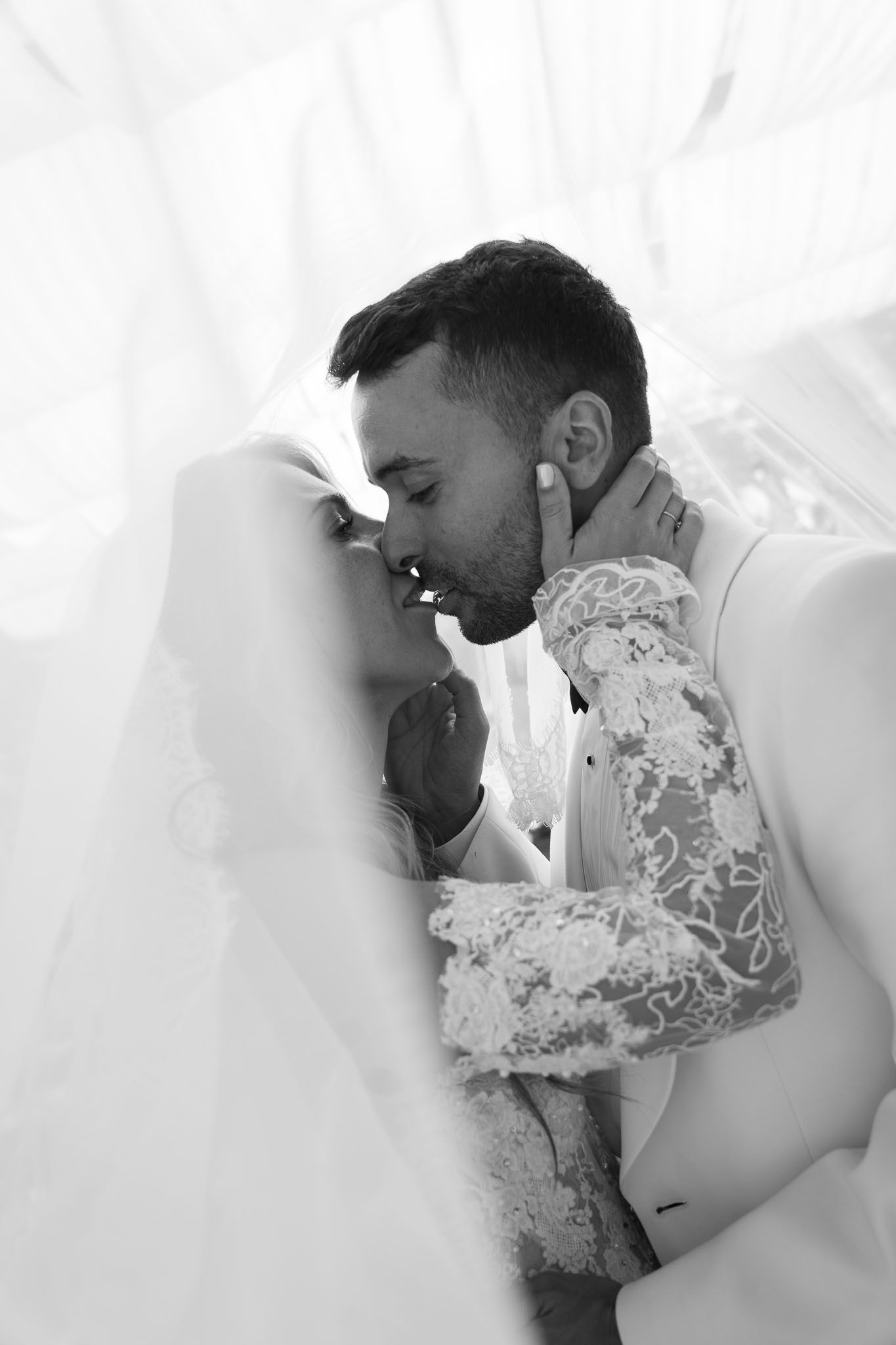 Fotógrafo de casamento registrando emoções reais, fotos perfeitas para álbuns e quadros.
