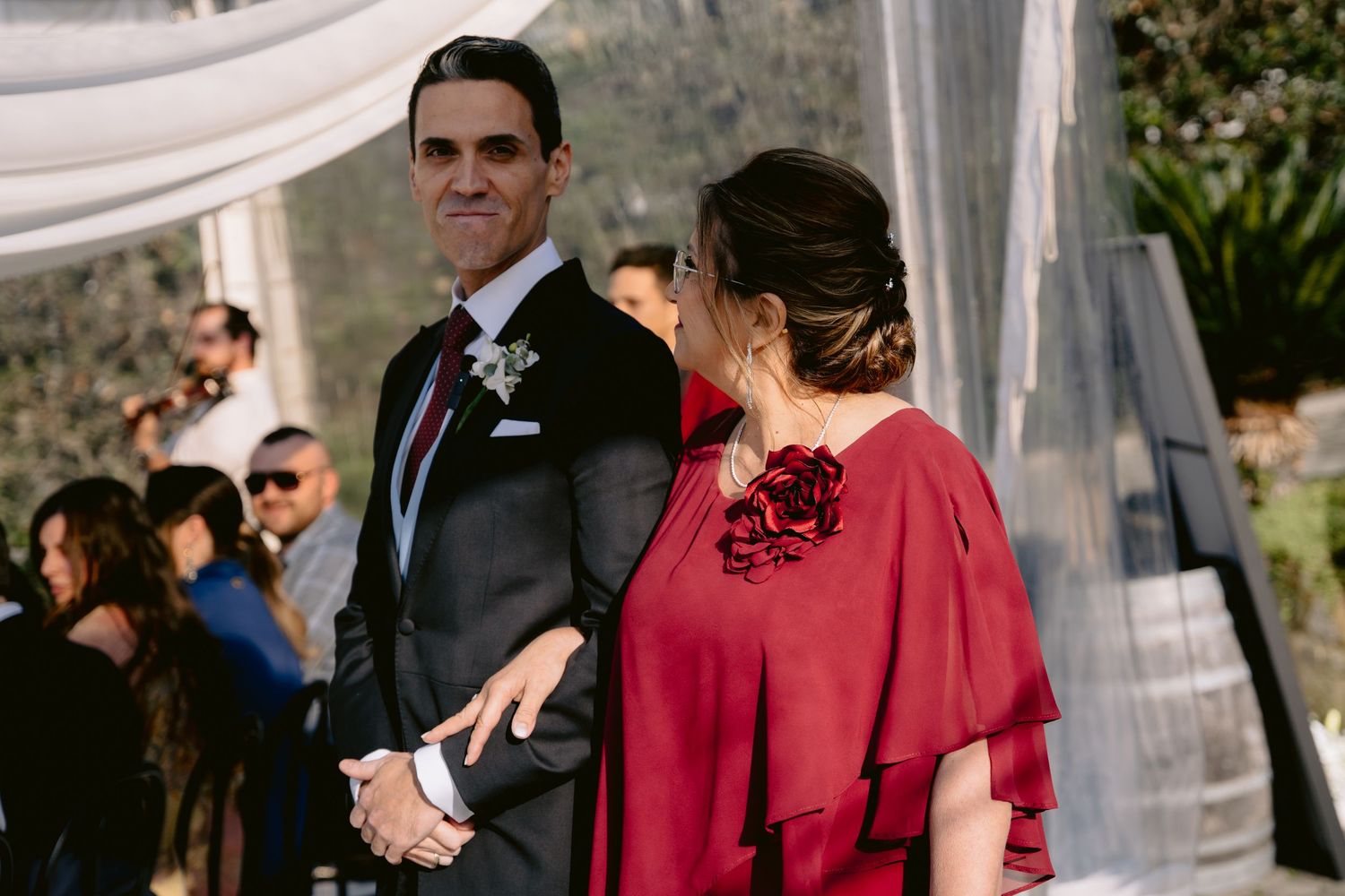 Momentos especiais do casamento em Portugal, registrados com arte para álbuns e impressos.