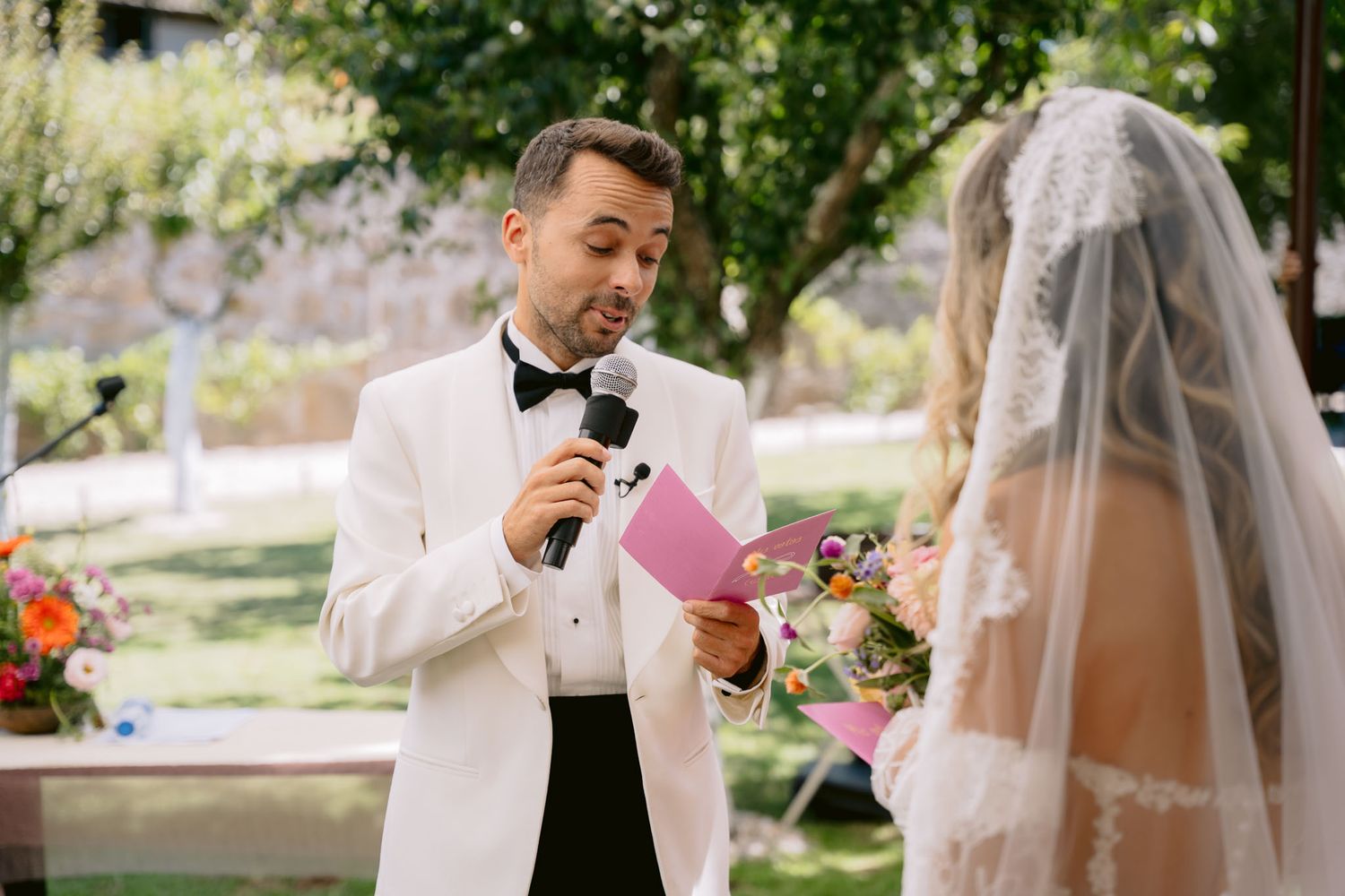 Fotógrafo de casamento registrando emoções reais, fotos perfeitas para álbuns e quadros.