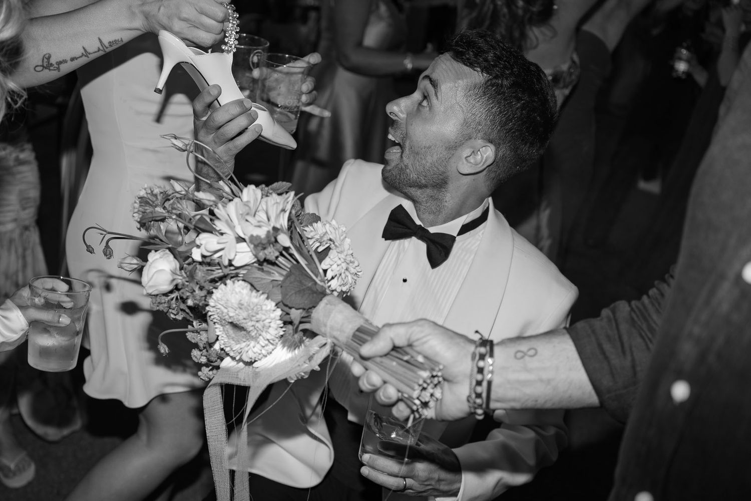 Casal dançando juntos na pista de dança durante a festa de casamento no Porto.