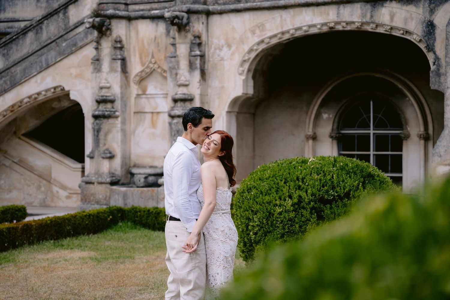 Fotografia de casamento em Portugal mostrando noivos e convidados em momentos emocionantes. Transforme seu dia especial em lembranças eterna