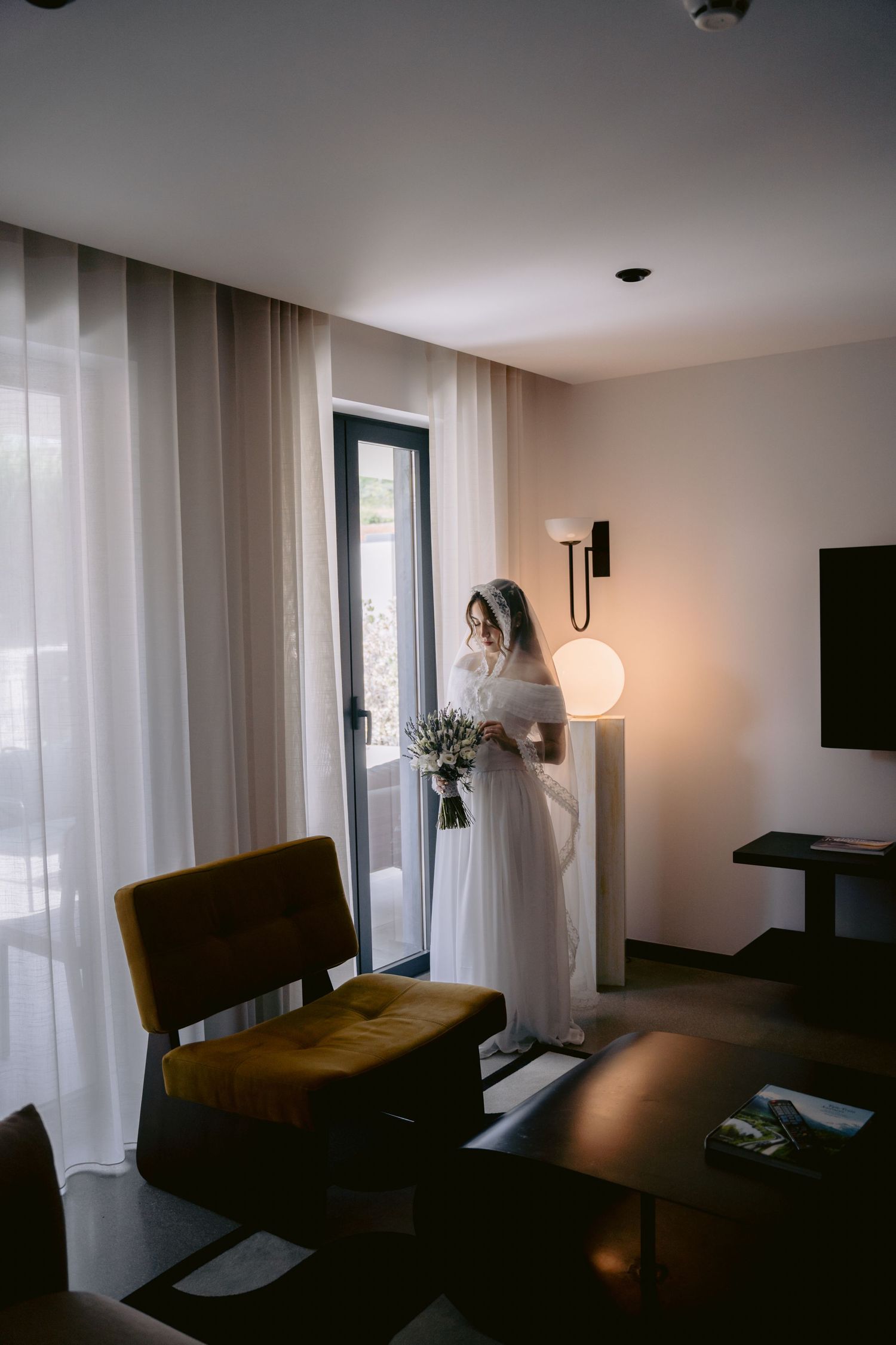 Ensaio de noivos e cobertura completa do casamento em [cidade], com fotos que eternizam a emoção, ideais para álbuns impressos e recordações