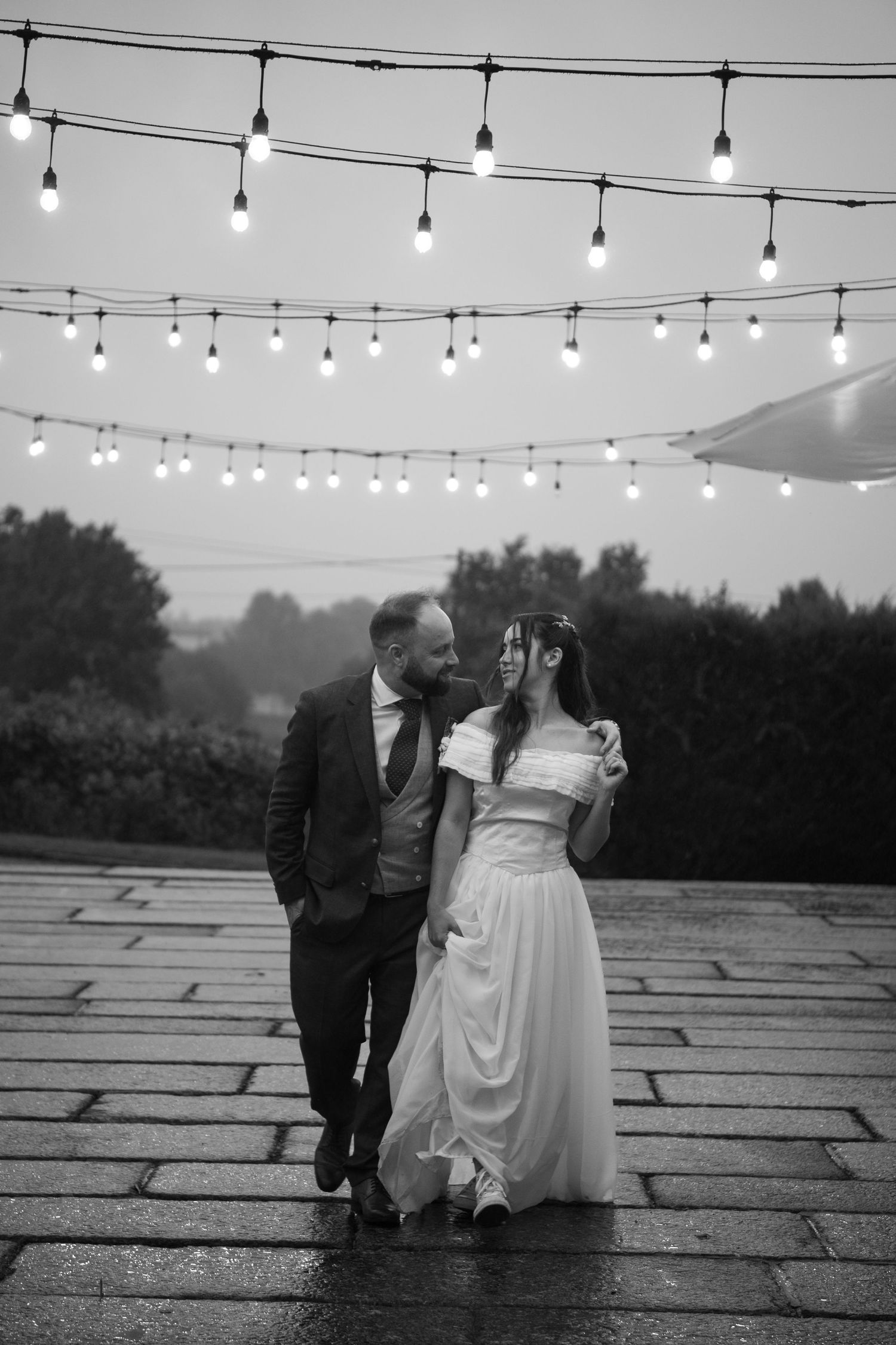 Fotografia de casamento em [cidade], registrando cada momento emocionante do seu grande dia, desde a preparação dos noivos até a festa, com