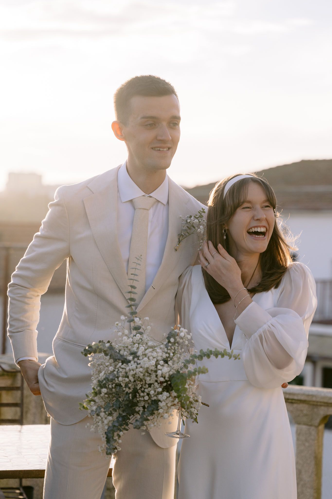 Casamento ao ar livre em Portugal, capturando a noiva radiante e momentos cheios de emoção.