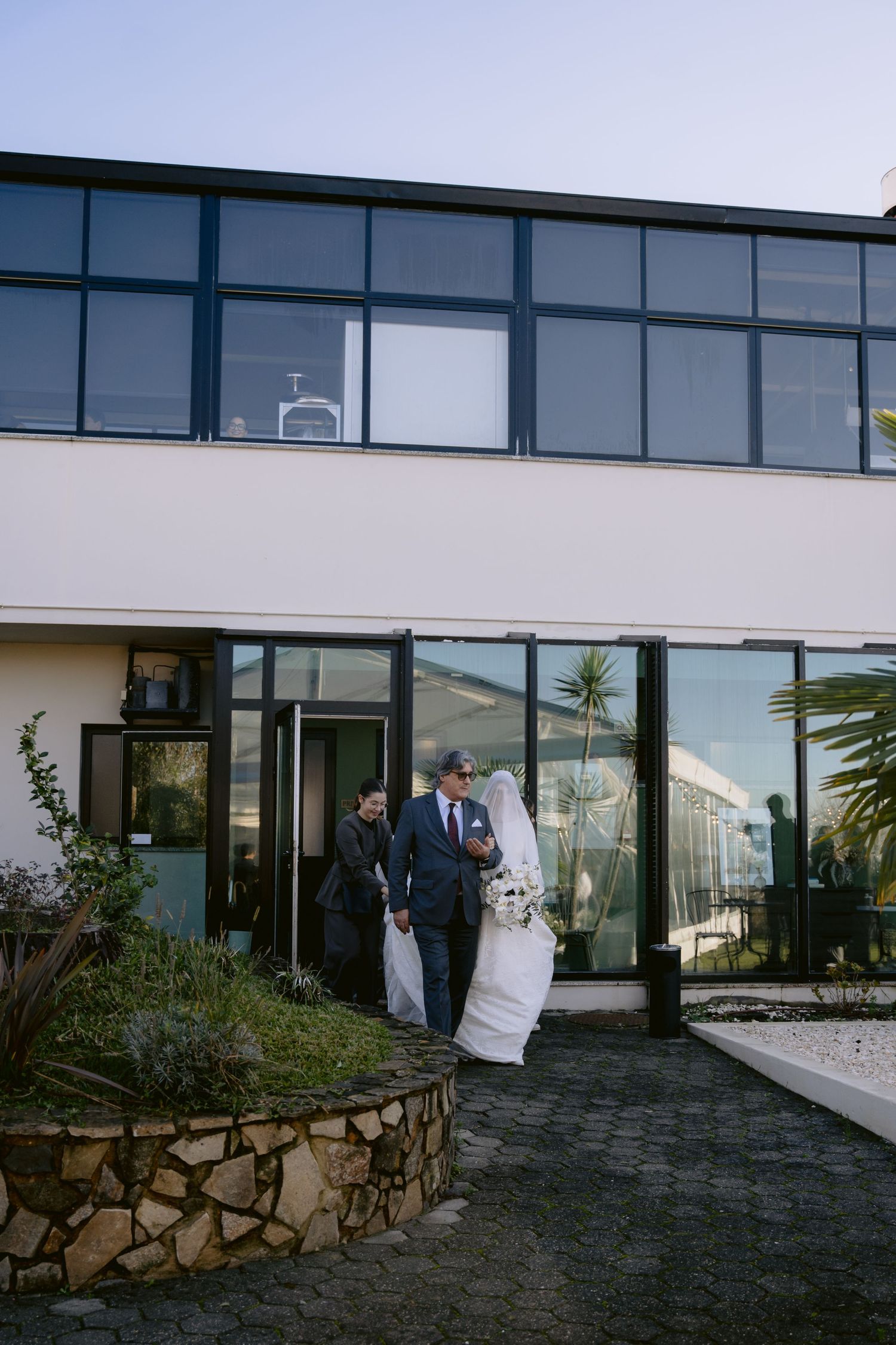 Momentos especiais do casamento em Portugal, registrados com arte para álbuns e impressos.