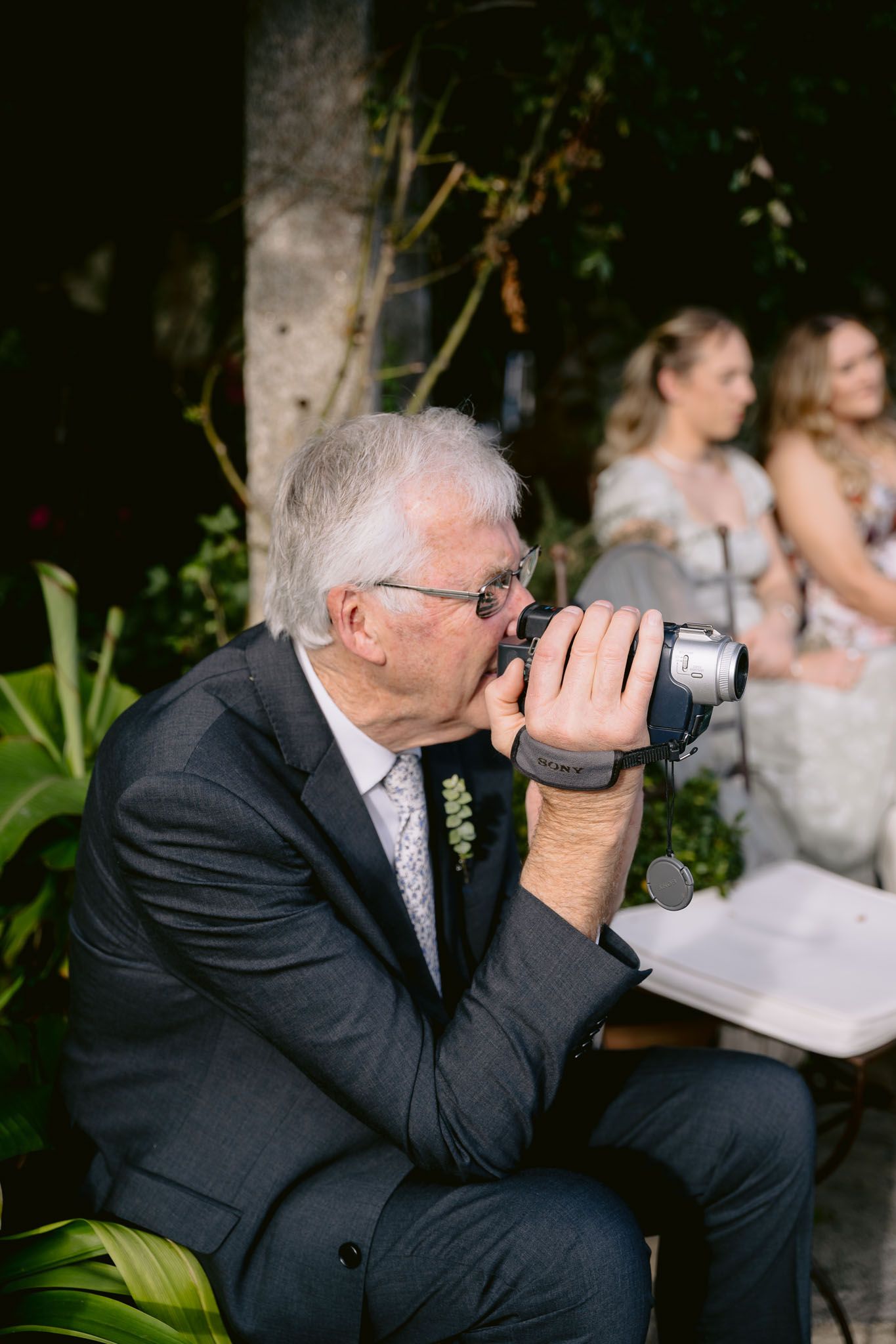 Casamento ao ar livre em Portugal, capturando a noiva radiante e momentos cheios de emoção.
