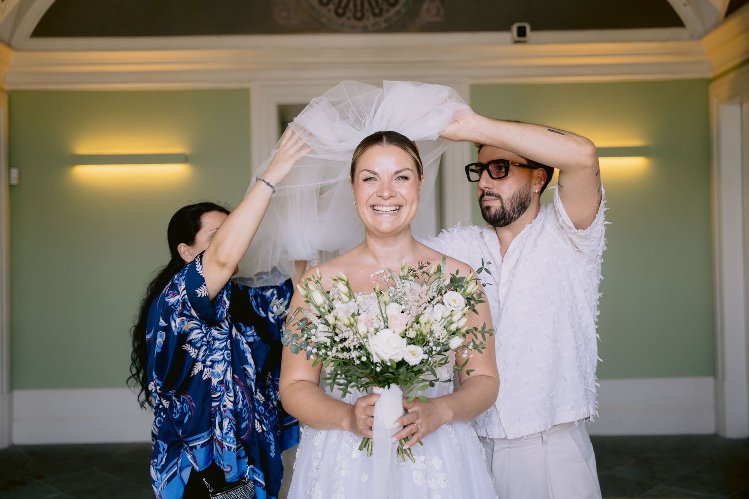 Casamento ao ar livre com foco na noiva, criando imagens lindas para lembranças eternas.