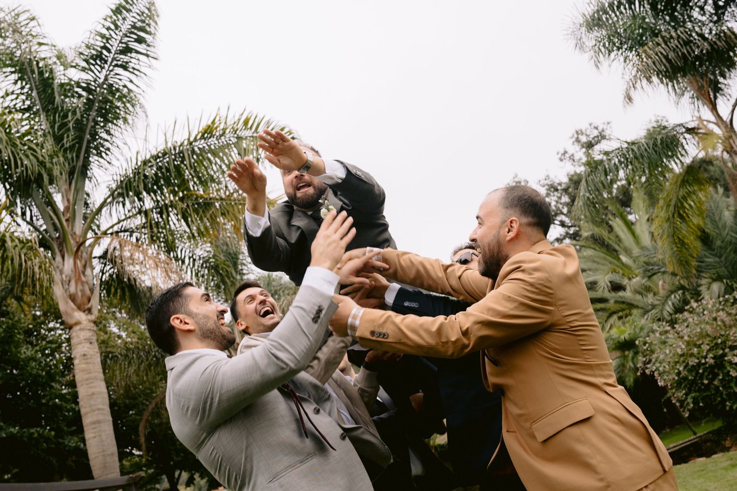 Cobertura completa de casamento em [cidade], com fotos espontâneas e emocionantes, perfeitas para álbuns impressos, quadros e lembranças per