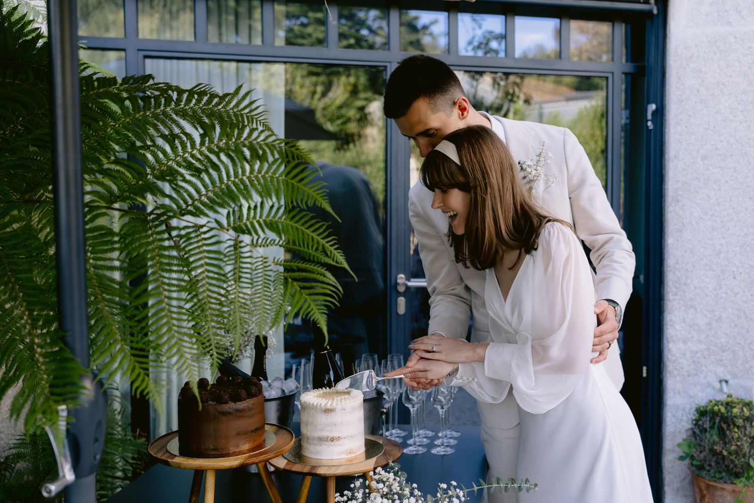 Casamento ao ar livre em Portugal, capturando a noiva radiante e momentos cheios de emoção.