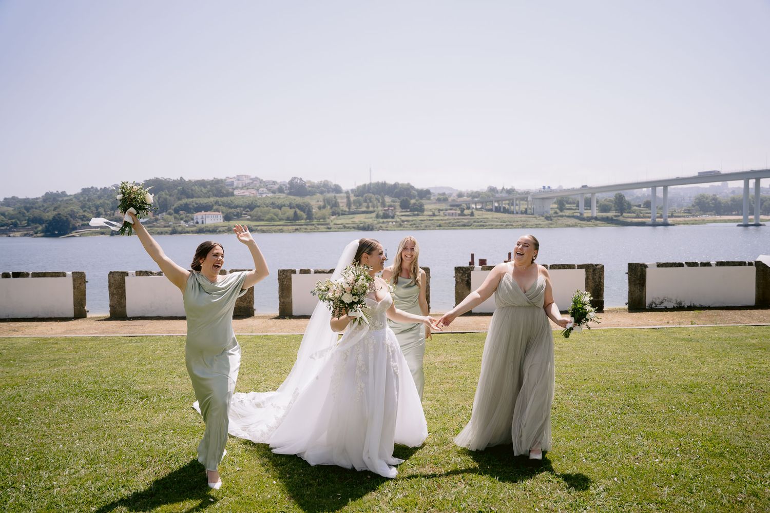 Casamento ao ar livre com foco na noiva, criando imagens lindas para lembranças eternas.