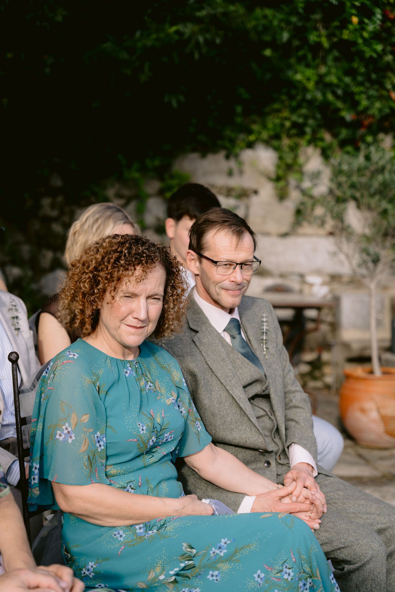 Casamento ao ar livre em Portugal, capturando a noiva radiante e momentos cheios de emoção.